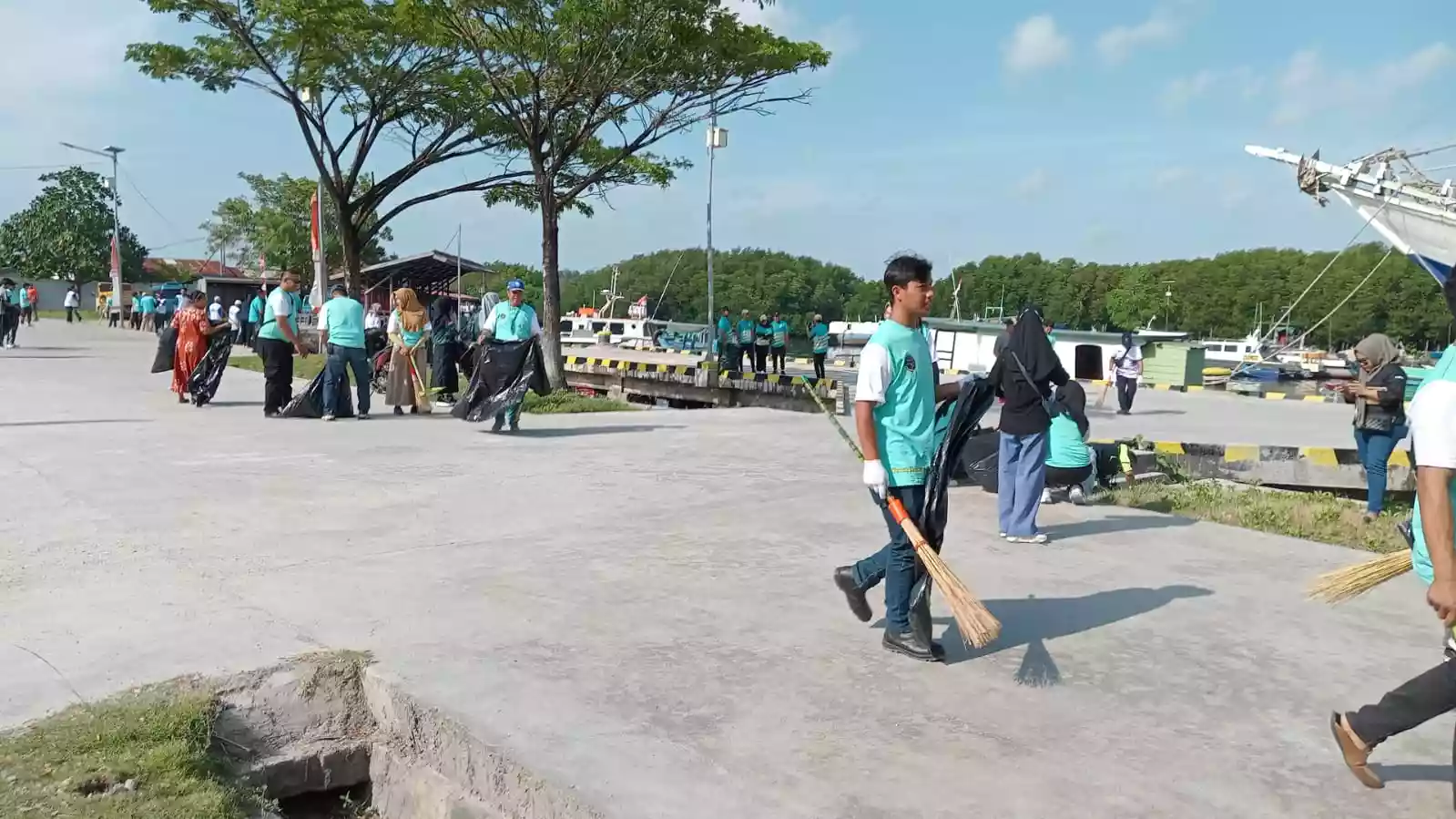 Bersihkan Sampah di Pesisir, Pemkot Bontang Berkolaborasi dengan KSOP Jaga Ekosistem Laut