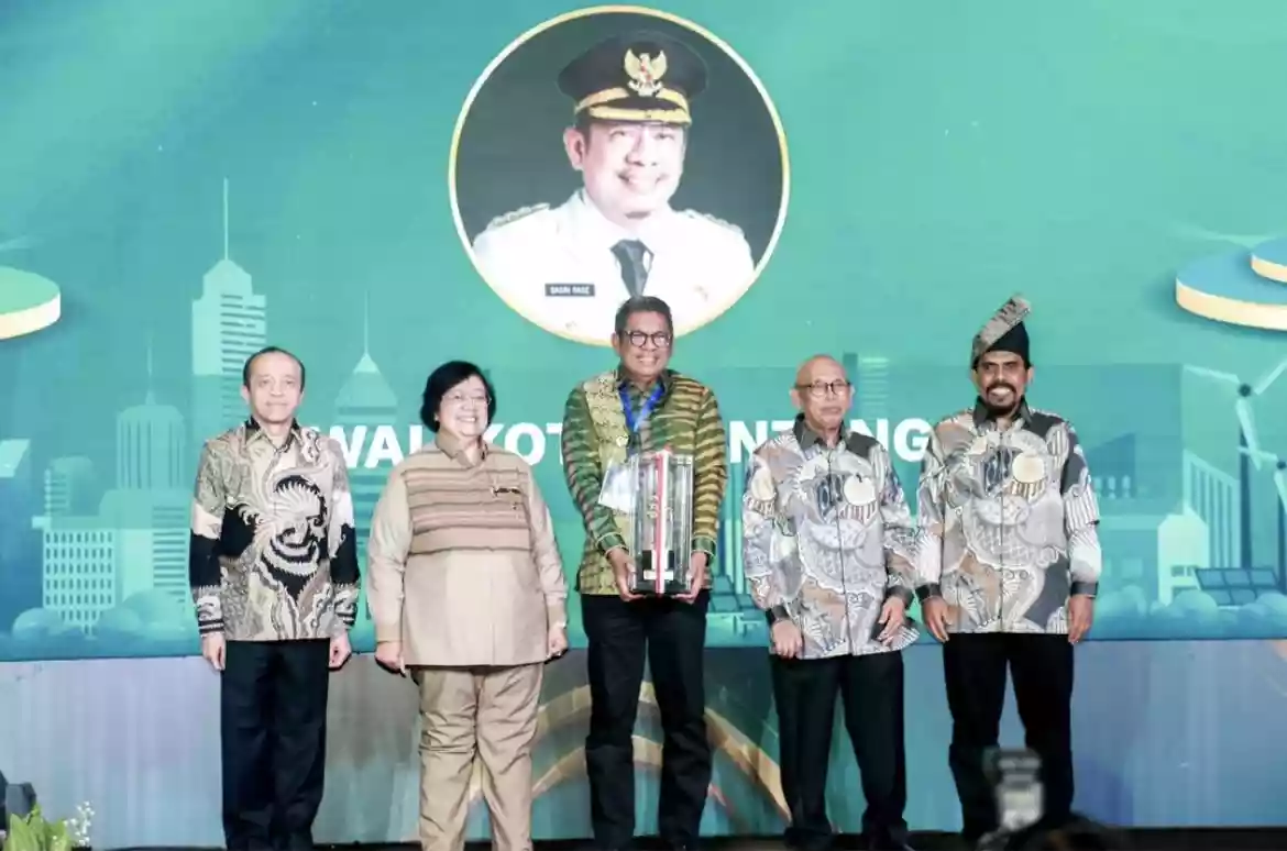 Wali Kota Bontang Basri Rase dan Ketua DPRD Terima Penghargaan Green Leadership Nirwasita Tantra 2023