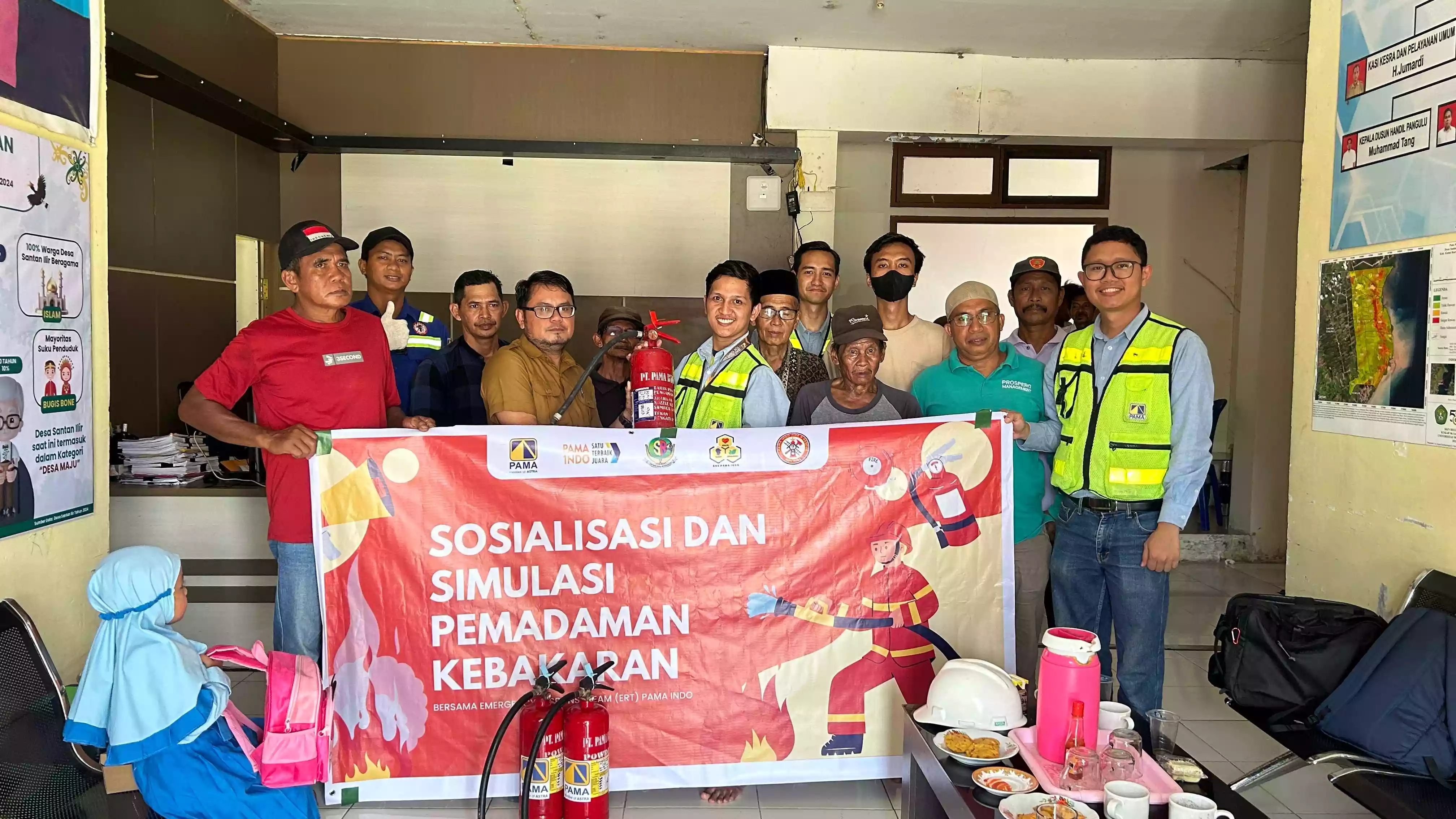 CSR PAMA INDO Gelar Sosialisasi dan Simulasi Pemadaman Kebakaran di Desa Santan Ilir, Berikan Bantuan APAR