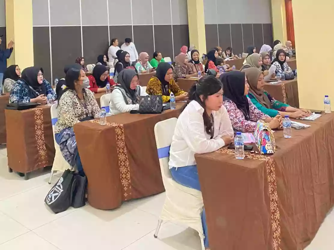 53 Make Up Artist di Bontang Tingkatkan Keahlian Ikut Pelatihan Dispoparekraf