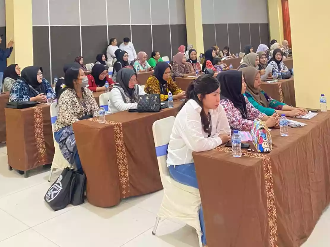 53 Make Up Artist di Bontang Tingkatkan Keahlian Ikut Pelatihan Dispoparekraf