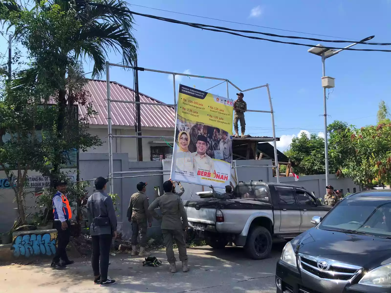 Jelang Masa Kampanye, Bawaslu Tertibkan Puluhan Baliho dan Spanduk Paslon Pilkada Bontang