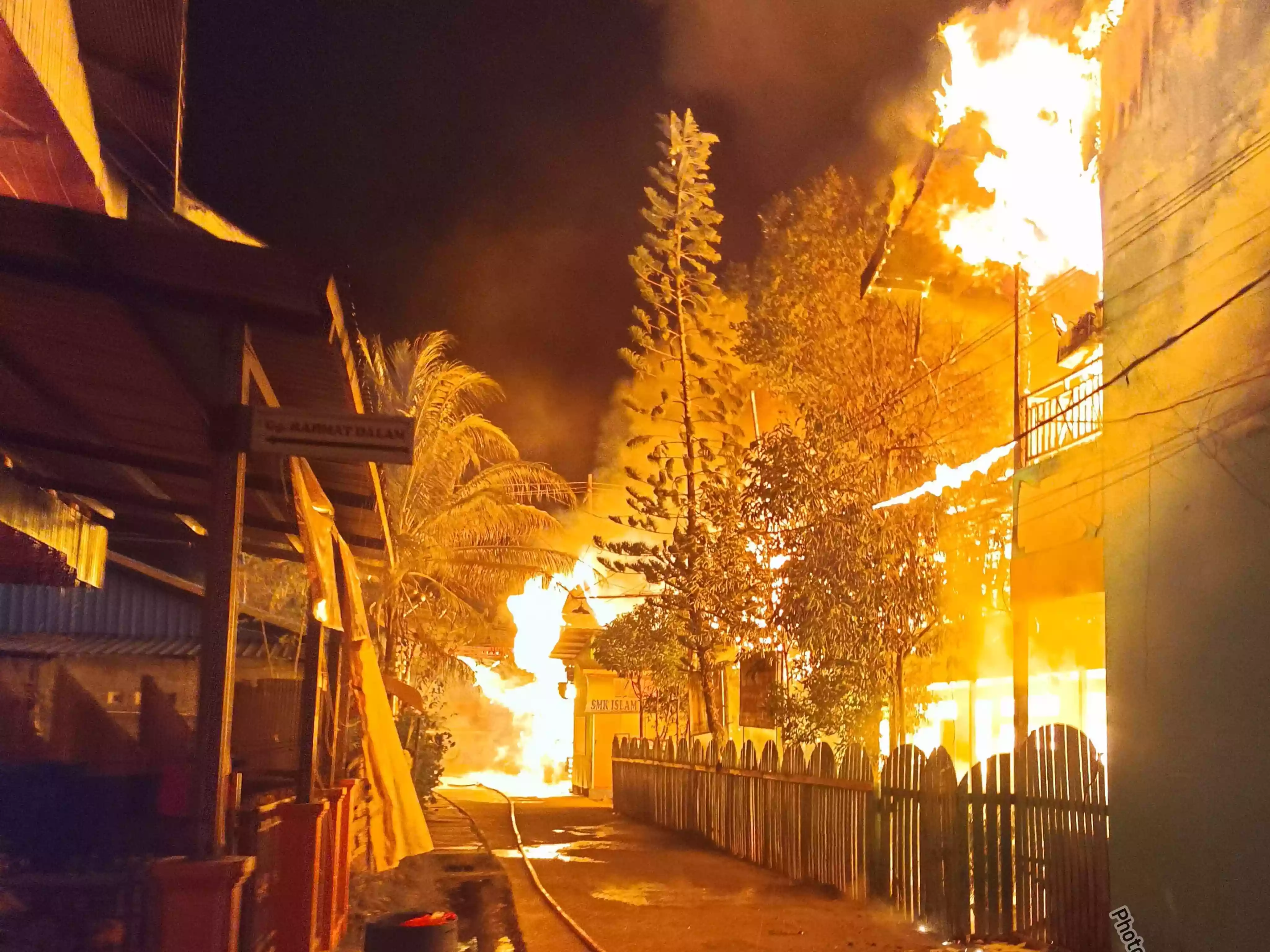 Kebakaran Hebat di Kutai Timur, 17 Jiwa Jadi Korban, Bangunan Sekolah dan Ruko Hangus