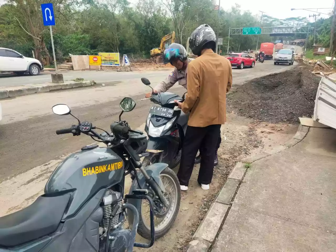 Aksi Heroik Polisi Bontang, Bantu Pengendara Motor Mogok di Jalan Cipto Mangungkusumo