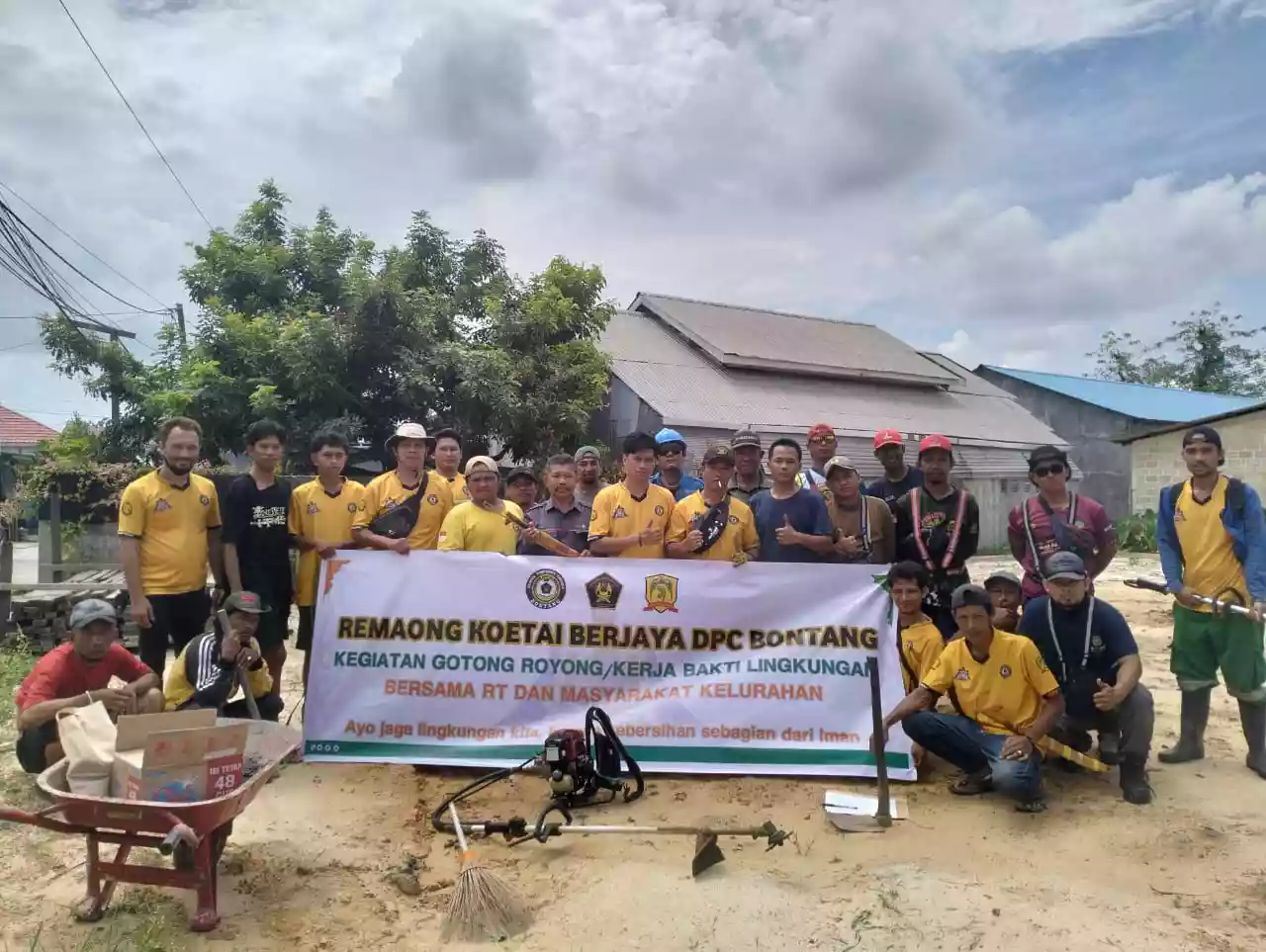 Remaong Kutai Berjaya (RKB) Gelar Gotong Royong di Guntung, Jaga  Kebersihan Lingkungan di Bontang