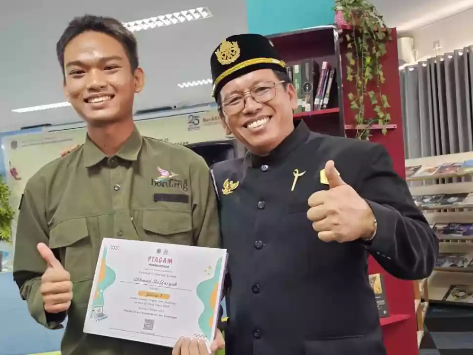 Pelajar SMA Negeri 3 Bontang, Akhmad Raffasyah, Raih Juara 1 Perlombaan Resensi Buku