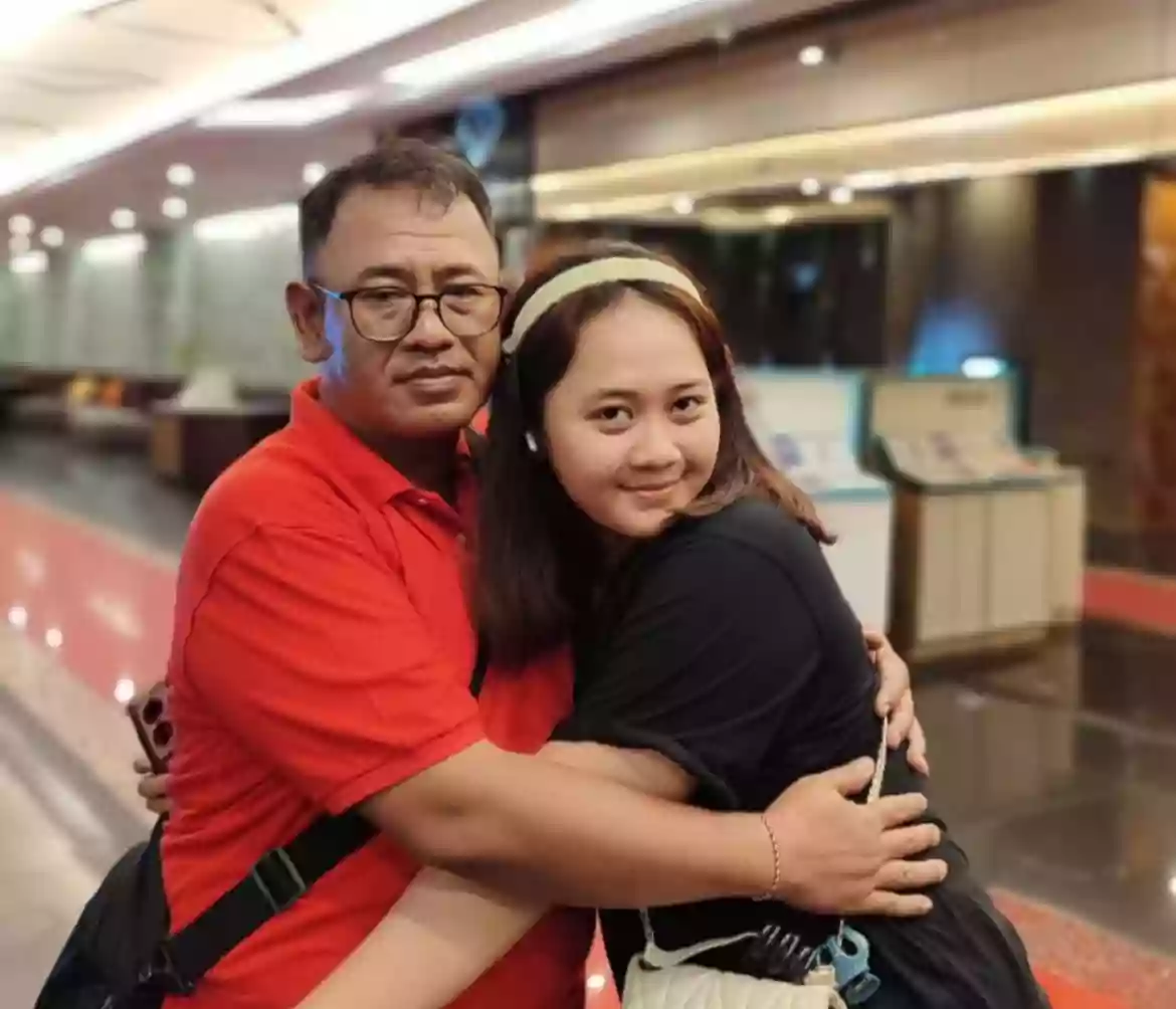 Pertemuan Haru Ayah dan Anak Setelah 18 Tahun Terpisah, Bertemu di Acara Bimtek Kesbangpol Bontang