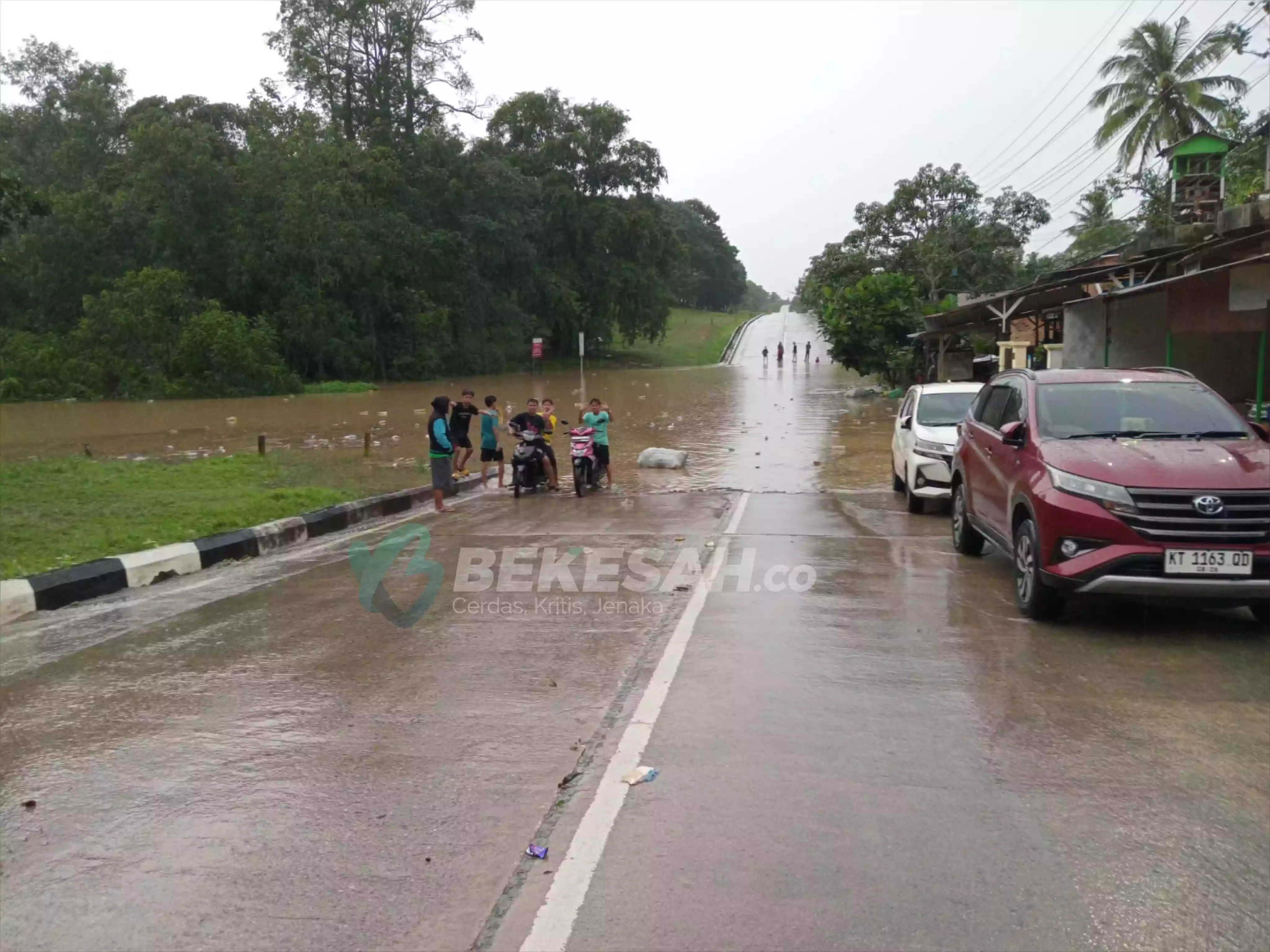 Jalan Sidrap Turunan Depan RS PKT Banjir, Warga Kesulitan Melintas