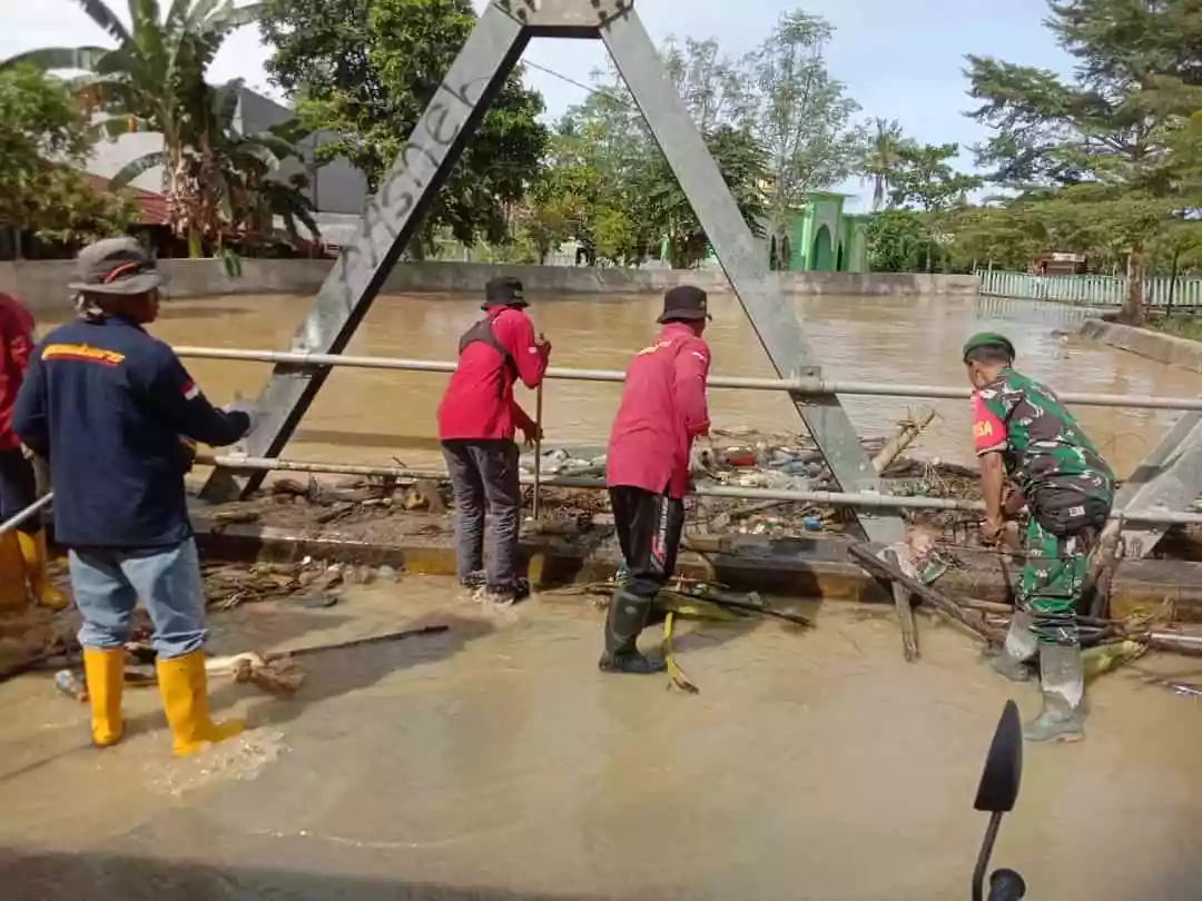 Babinsa Loktuan dan Warga Api-api Gotong Royong Bersihkan Aliran Sungai yang Tersumbat Sampah