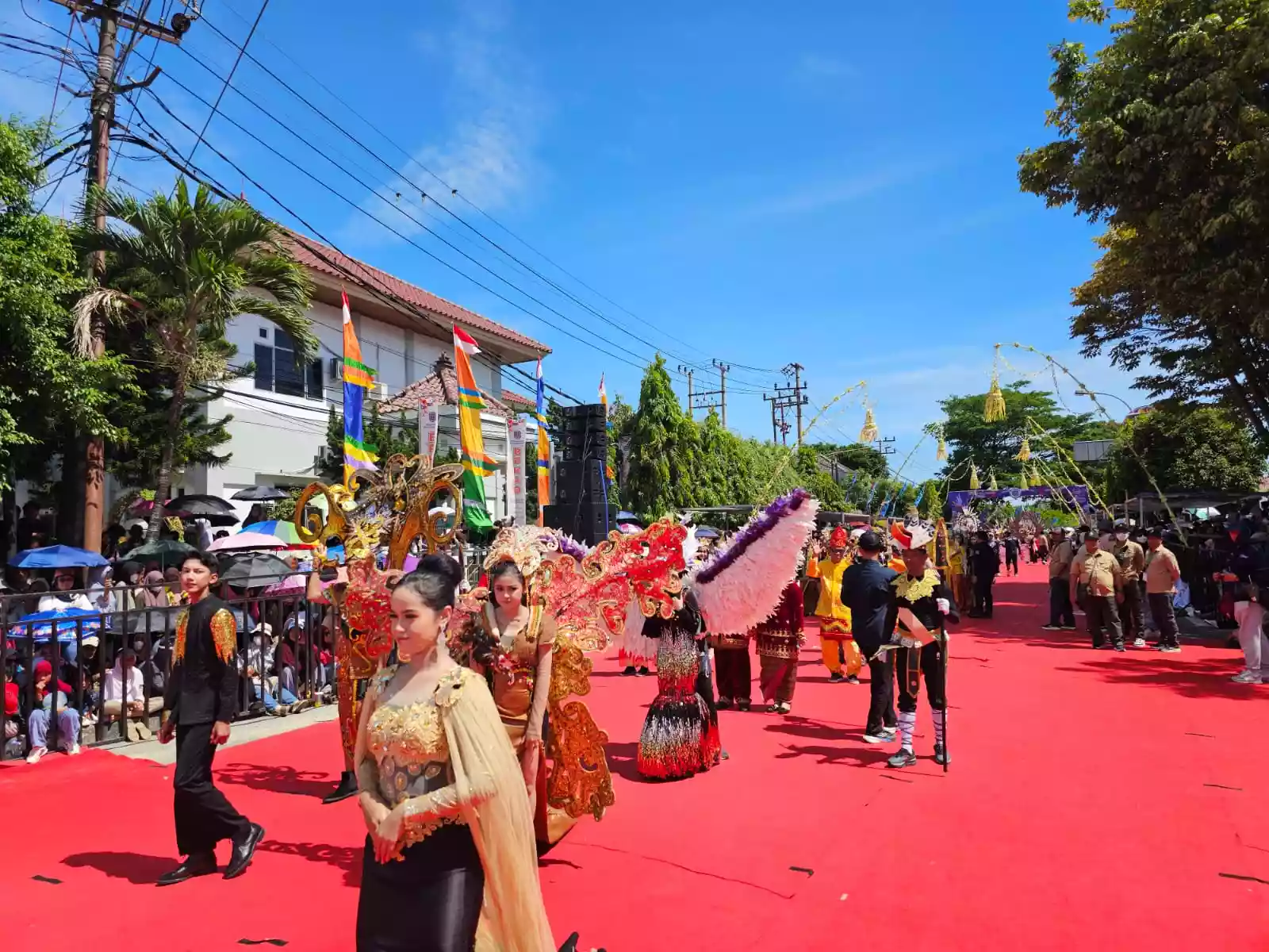 Atraksi Marching Band Guncang Bontang City Carnival 2024, Ribuan Penonton Terpukau