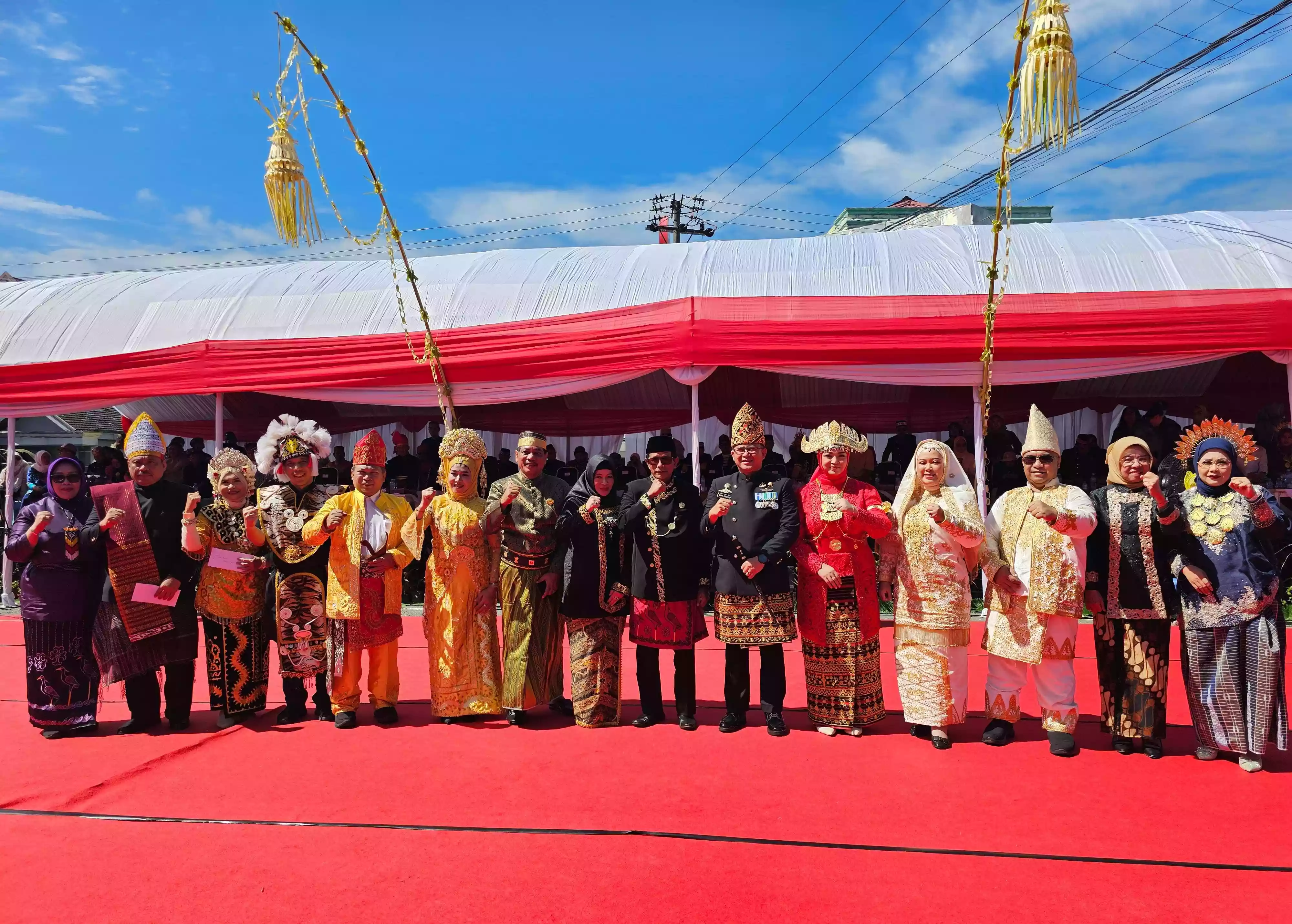 Ini Tiga Pasangan Busana Adat Terbaik Bontang City Carnival