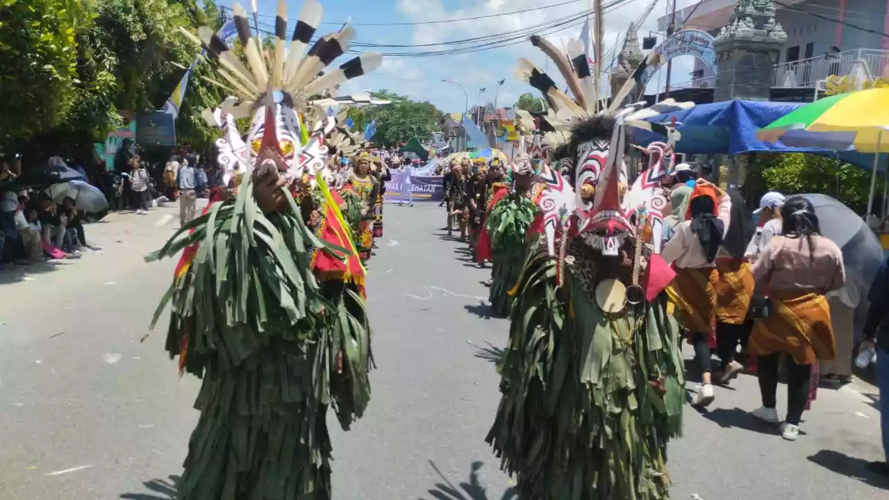 Gunakan Hudoq, Kepala Diskominfo Turun Langsung Meriahkan Bontang City Carnival