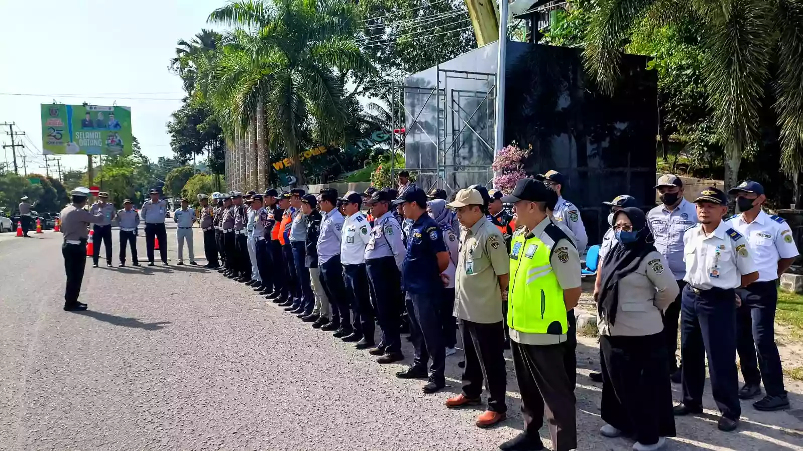 Dishub Bontang Gelar Razia di Tugu Selamat Datang, 60 Pengendara Kendaraan Overload Ditindak