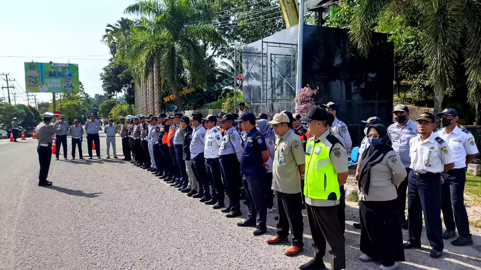 Dishub Bontang Gelar Razia di Tugu Selamat Datang, 60 Pengendara Kendaraan Overload Ditindak