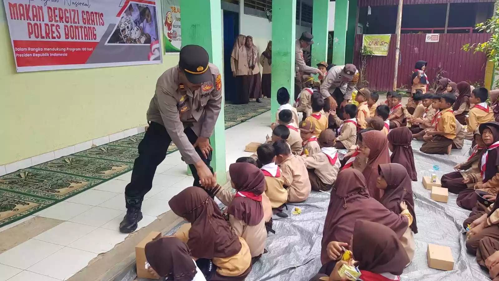 Dukung Asta Cita Presiden Prabowo, Polres Bontang Beri Makan Bergizi Gratis di Sekolah Dasar