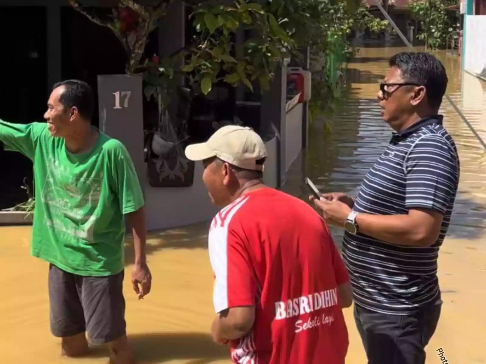 Basri Rase Tinjau Lokasi Banjir di Bontang, Pastikan Bantuan dan Evaluasi Infrastruktur