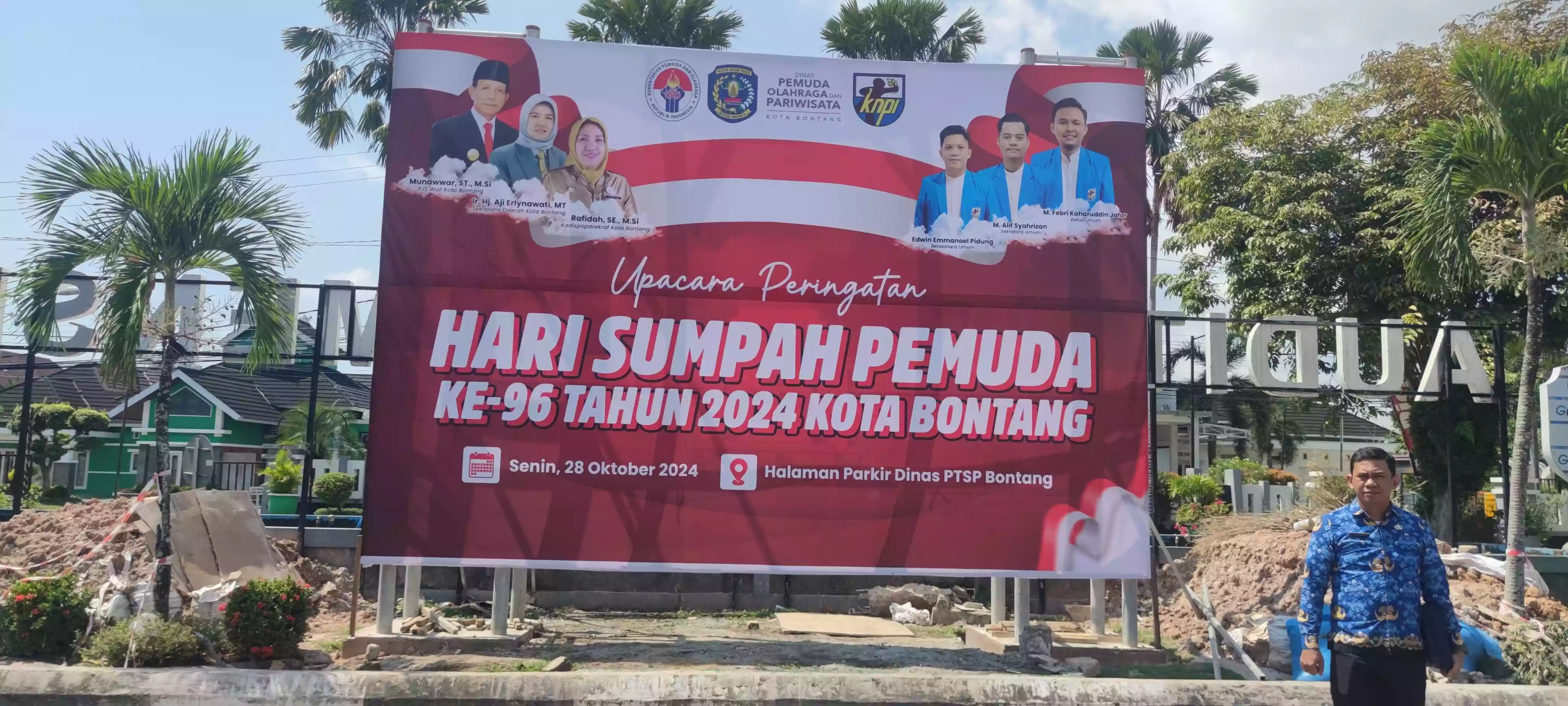 DPMPTSP Bontang Perbaiki Lapangan dan Siapkan Videotron untuk Upacara Hari Besar