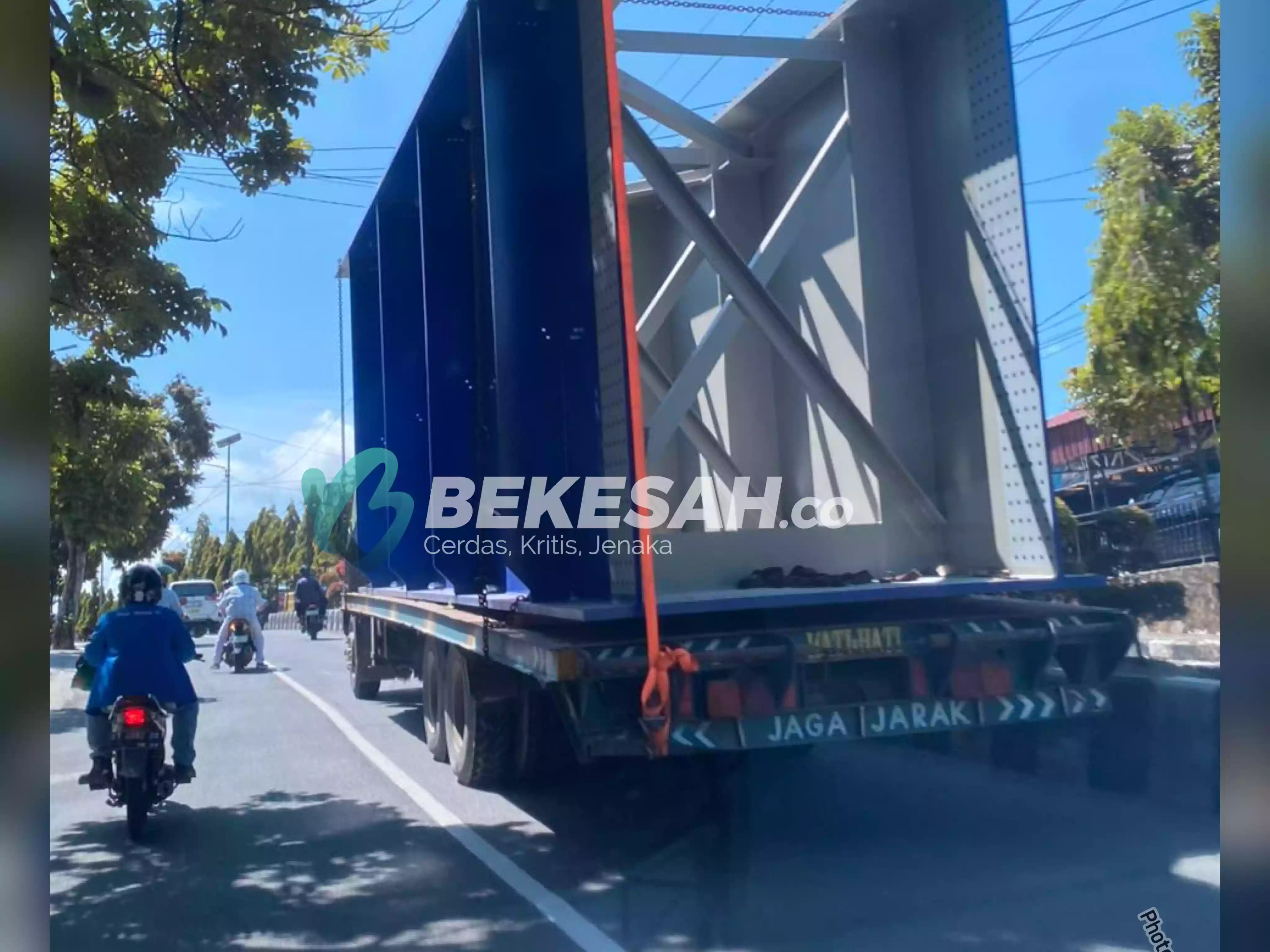 Melanggar Aturan Jam Operasional, Truk Bermuatan Besar Melintas di Jalan Slamet Riyadi Bontang