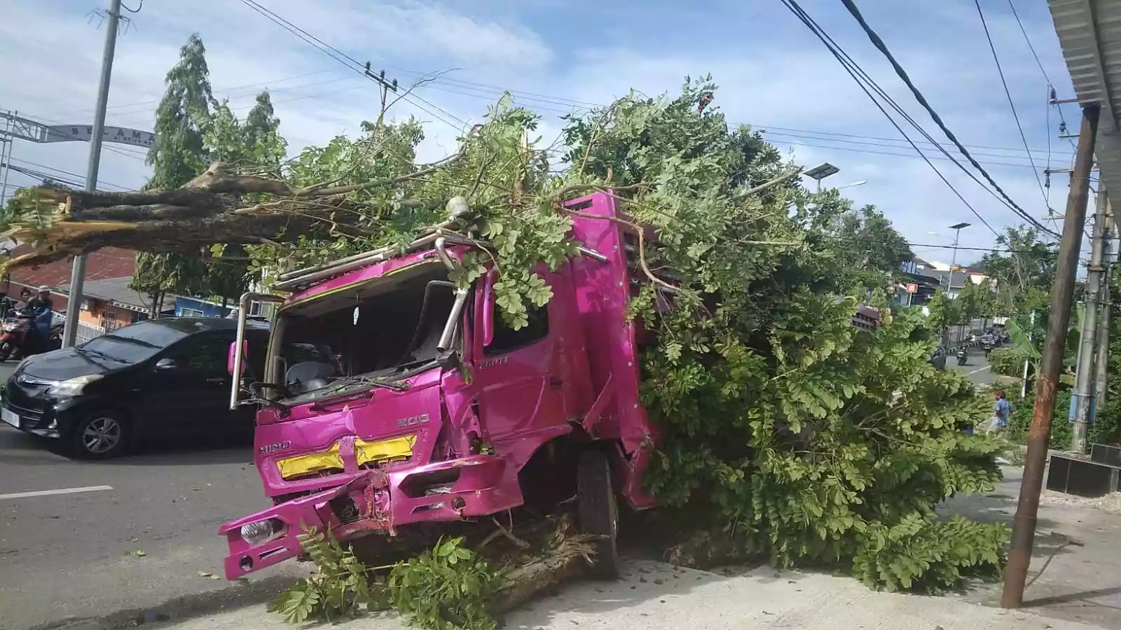 BREAKING  NEWS: Diduga Rem Blong, Truk Pengangkut Beras Tabrak Pohon Sejauh 20 Meter di  Loktuan