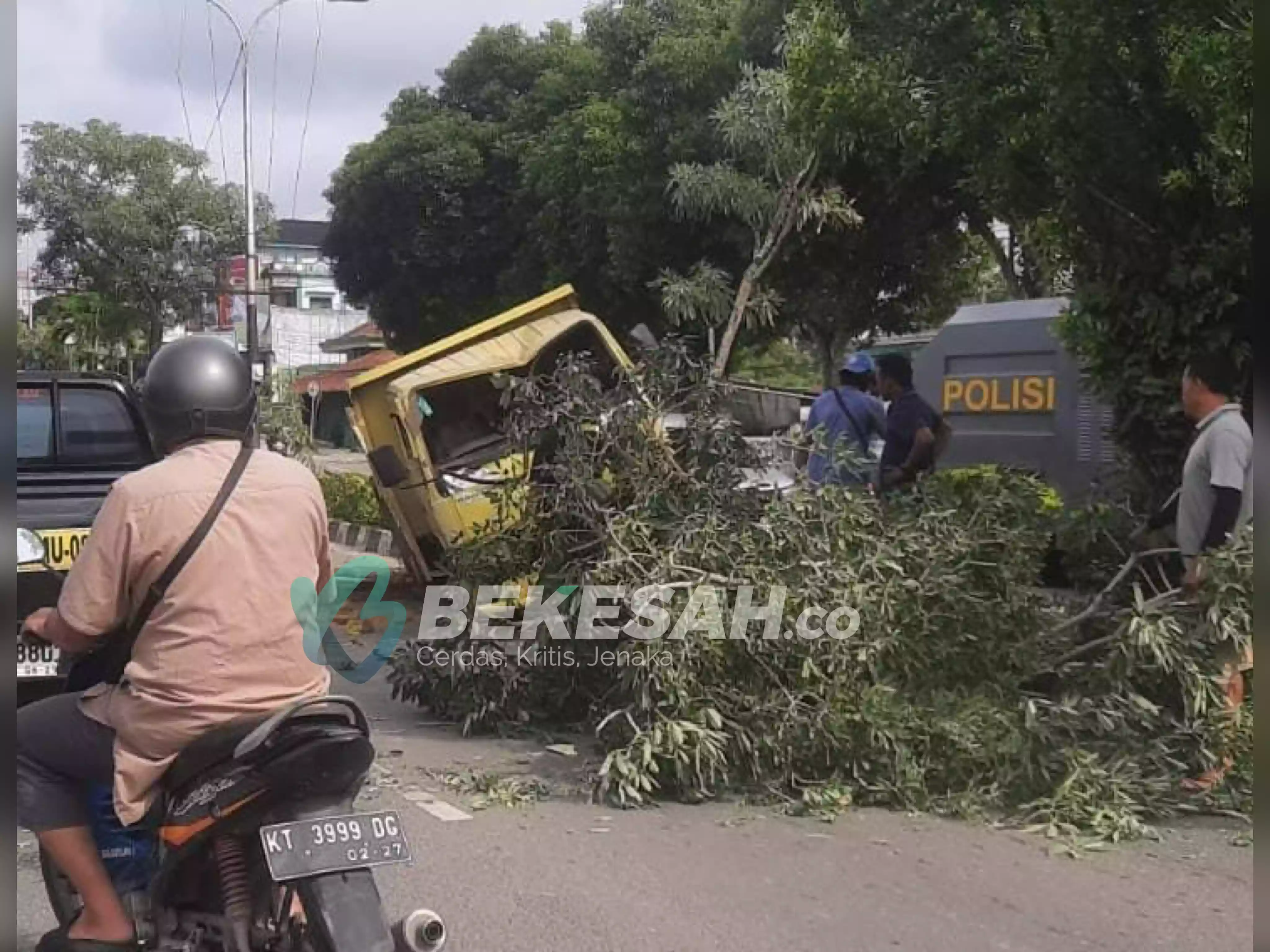 Rem Blong, Truk Tabrak Pembatas Jalan di KM 6