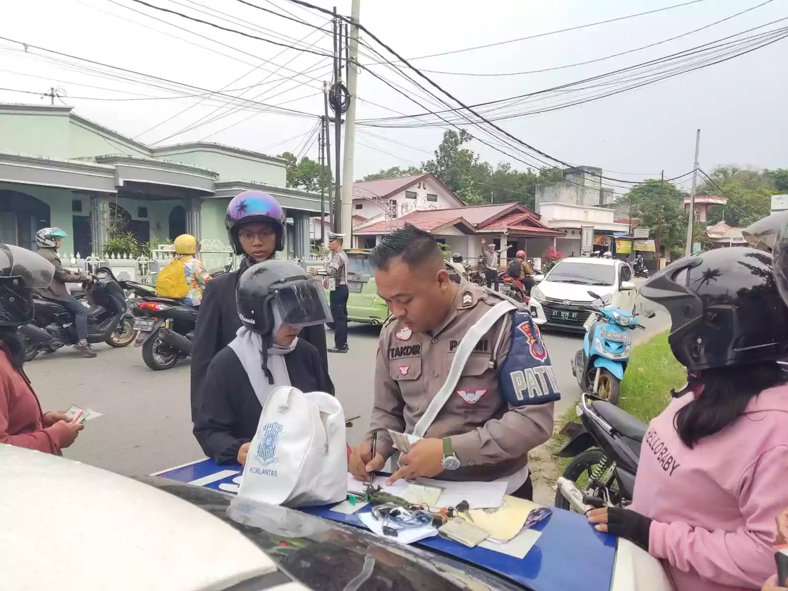 Lawan Arah, 31 Pengendara Kena Tilang Polres Bontang di Simpang Hop 5