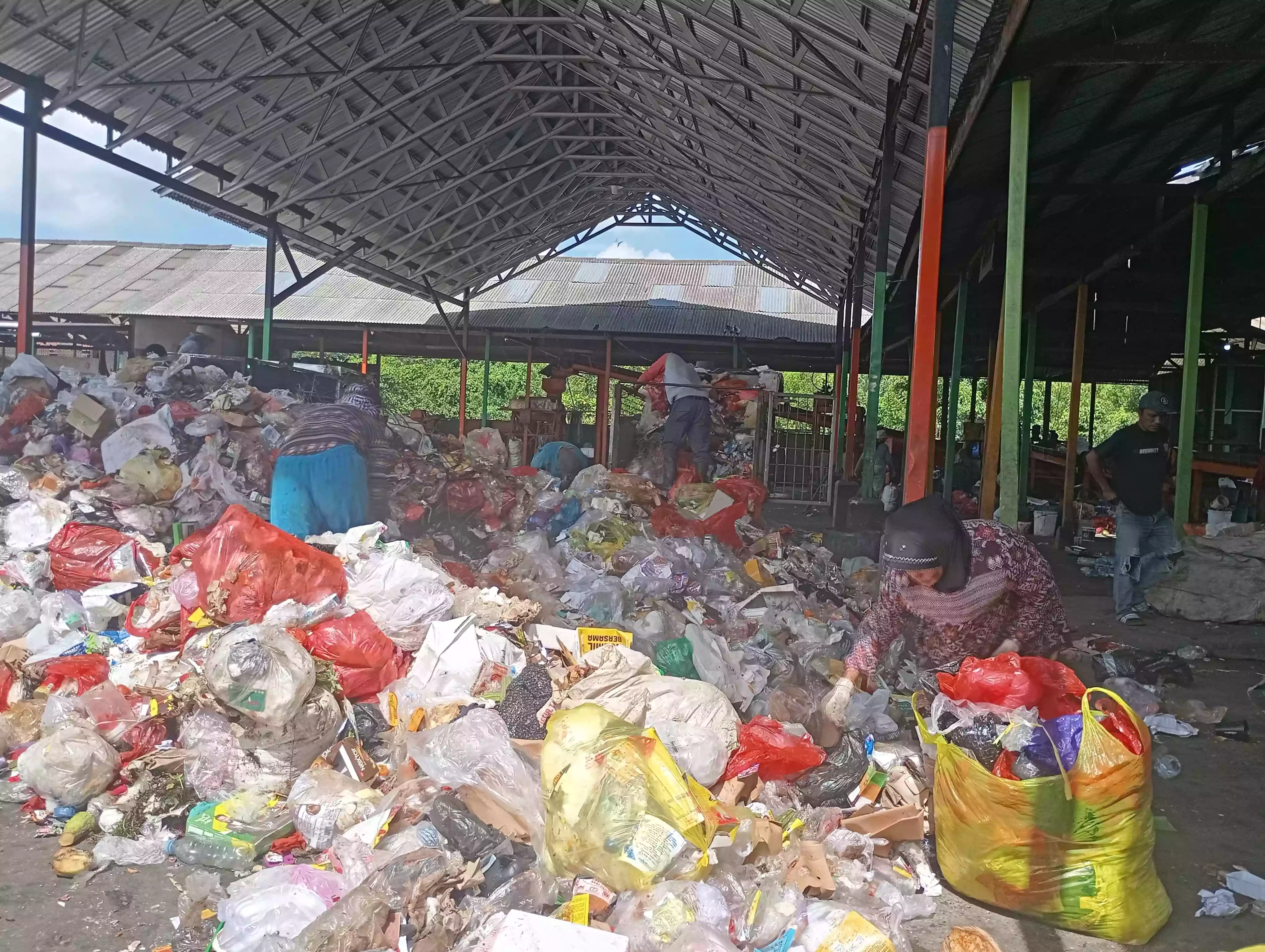 Soal Sampah Menumpuk di Pinggir Jalan Bontang, Begini Kata Dinas Lingkungan Hidup