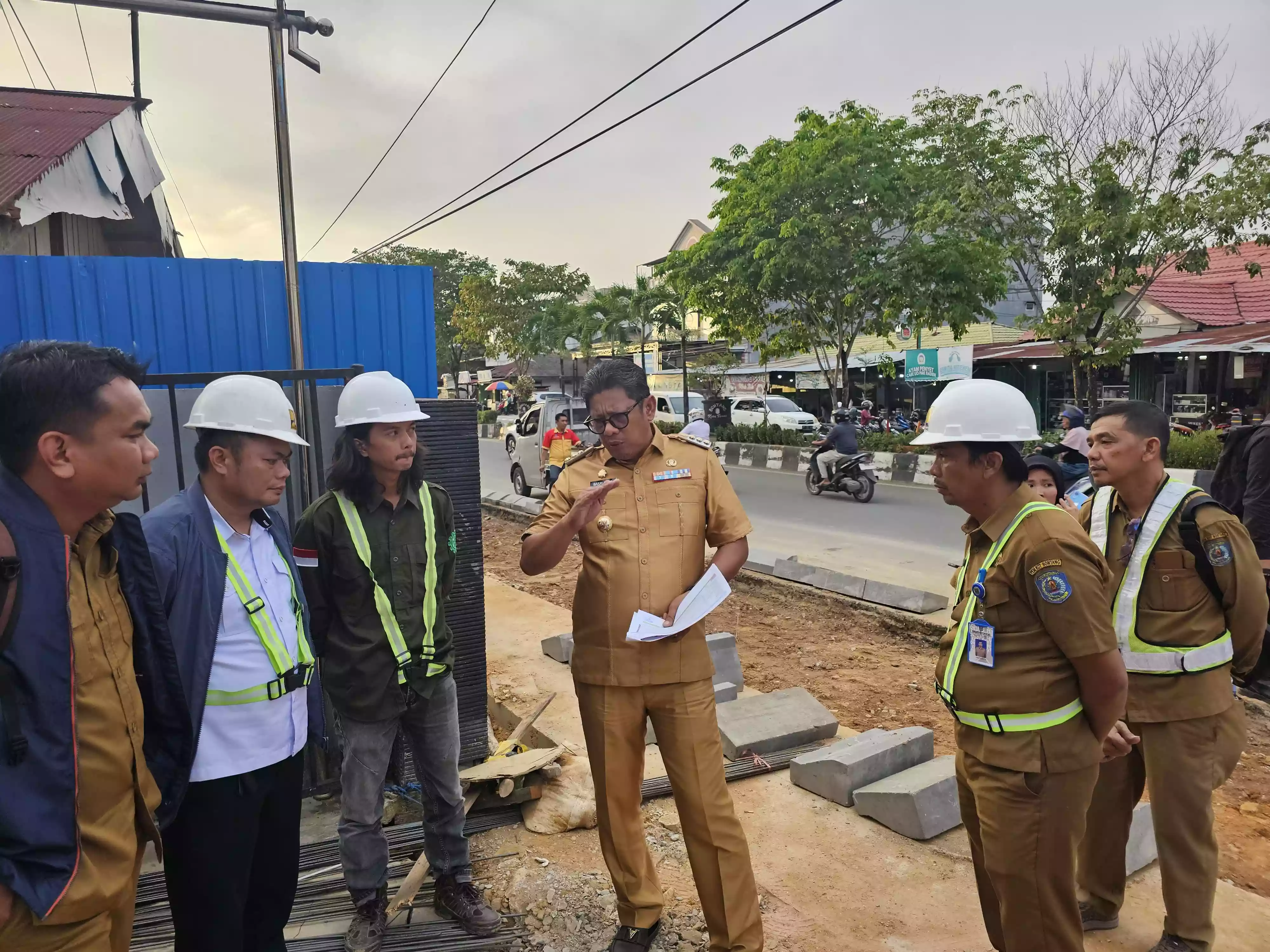 Basri Rase Tegur Kontraktor Perbaikan Drainase dan Trotoar Jalan Ahmad Yani