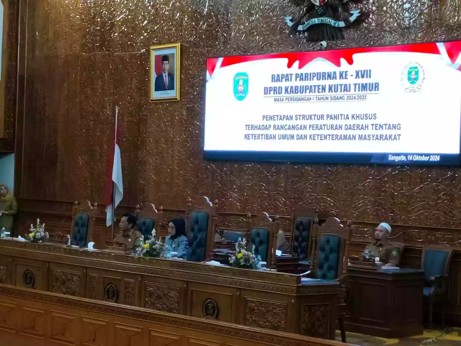 DPRD dan Pemkab Kutim Tandatangani Kesepakatan APBD 2025 Dalam Paripurna ke 21
