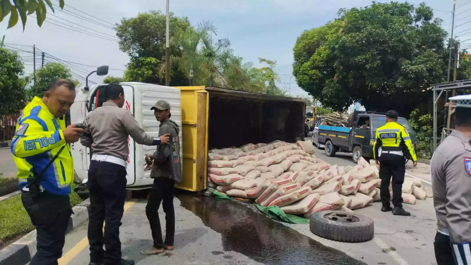 Truk Bermuatan Semen Terguling, Tabrak Trotoar Jalan Brigjen Katamso Bontang