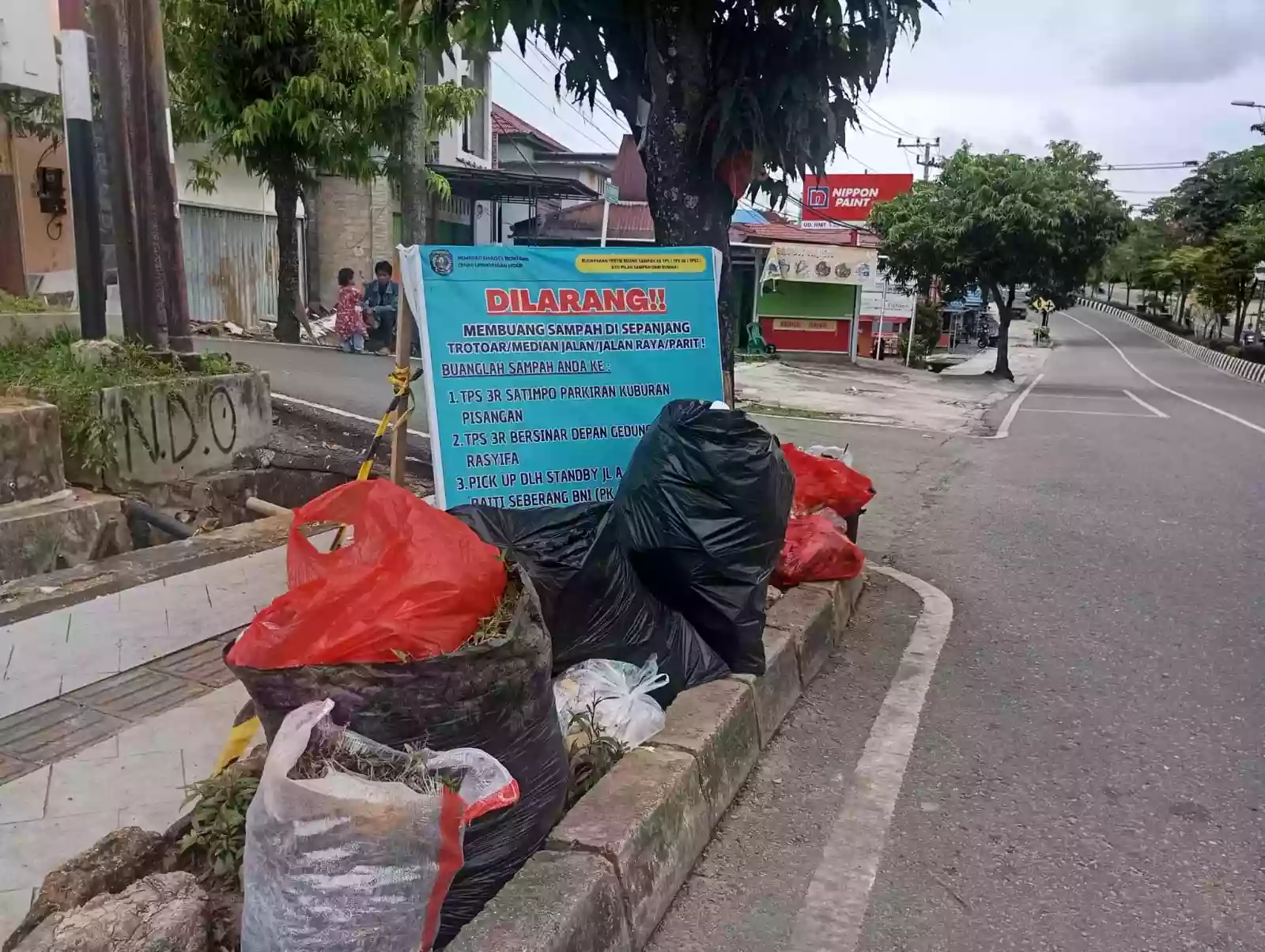 Anggota DPRD Bontang, Sem Nalpa, Prihatin Sampah Bertumpuk di Tanjung Laut