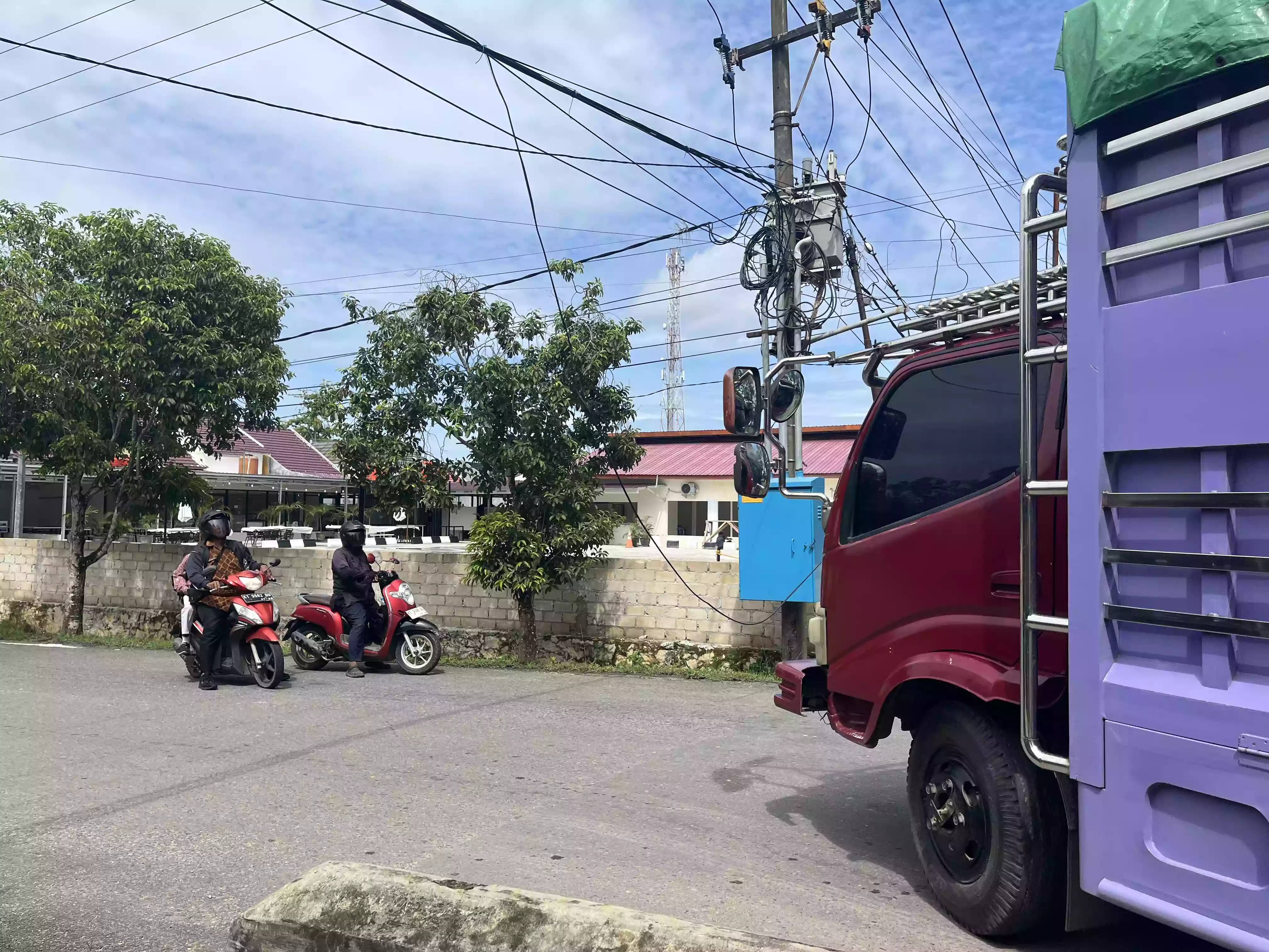 Kabel Listrik Melintang  Bahayakan Pengguna Jalan Pattimura Bontang