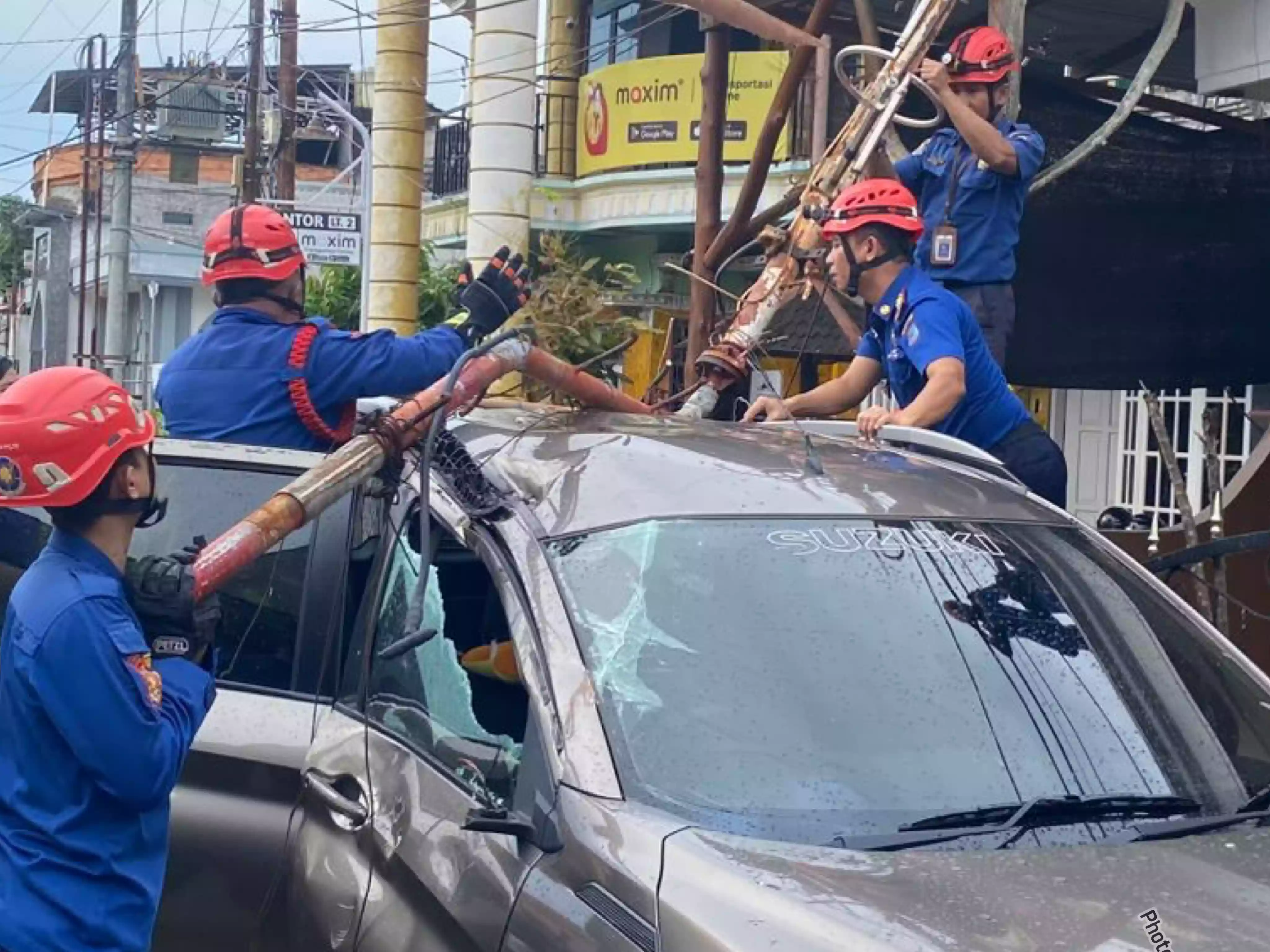 Tiang Listrik Roboh di Bontang Permai Sukses Dievakuasi