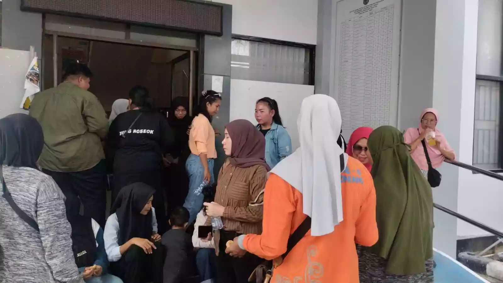 Geruduk Kantor Lurah, Warga Tanjung Laut Indah Pertanyakan Sistem Pemilihan Ketua RT