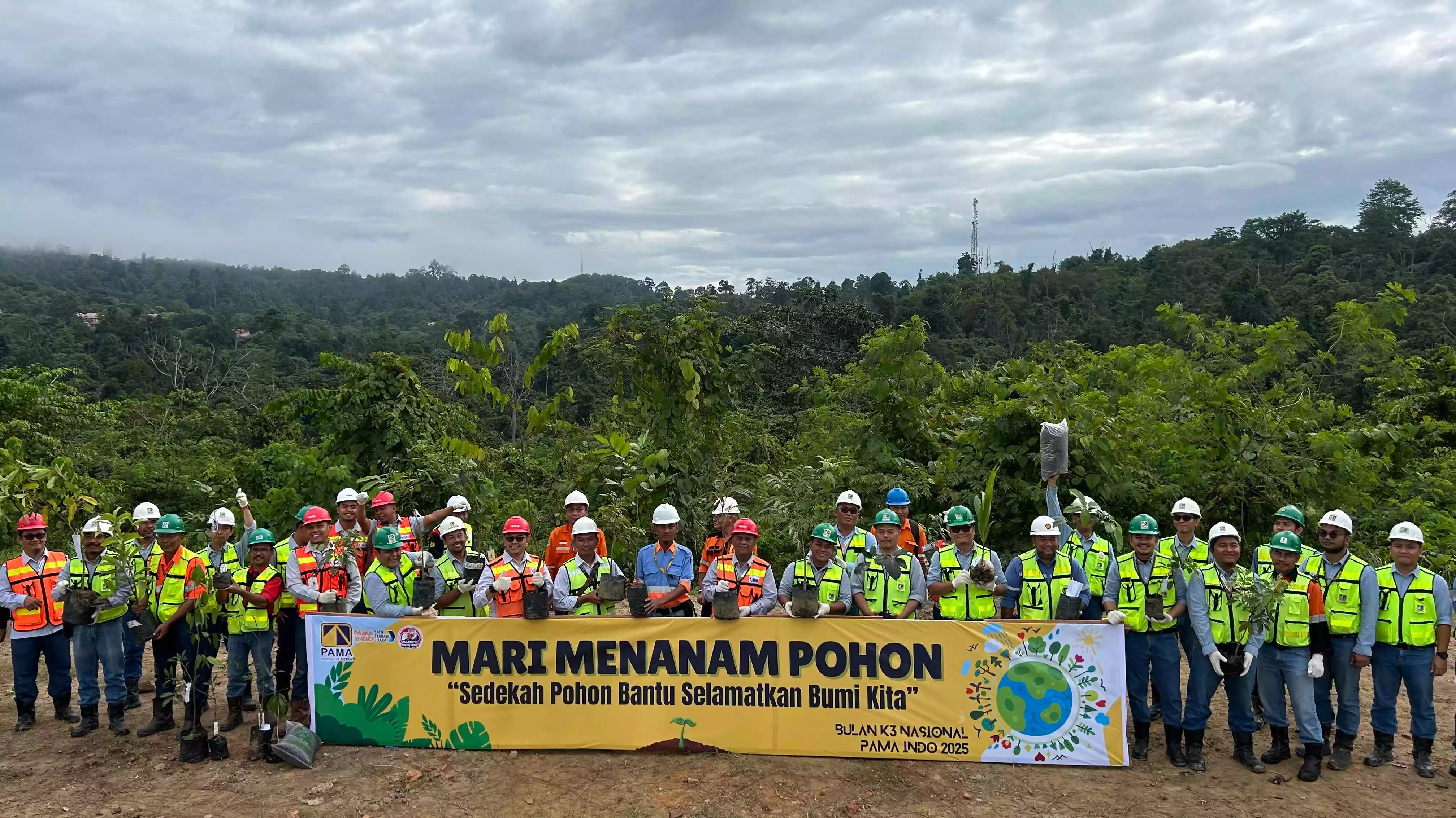 Meriahkan Bulan K3 Nasional 2025, PAMA INDO dan Indominco Mandiri Tanam 30 Pohon