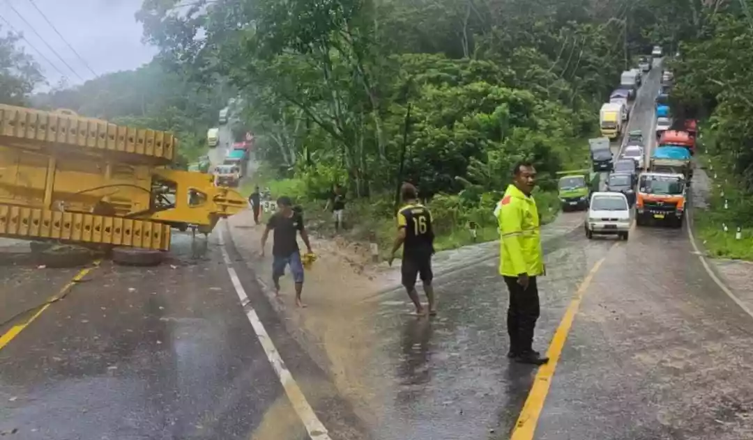 Truk Trailer Terbalik, Jalan Poros Samarinda-Bontang Macet