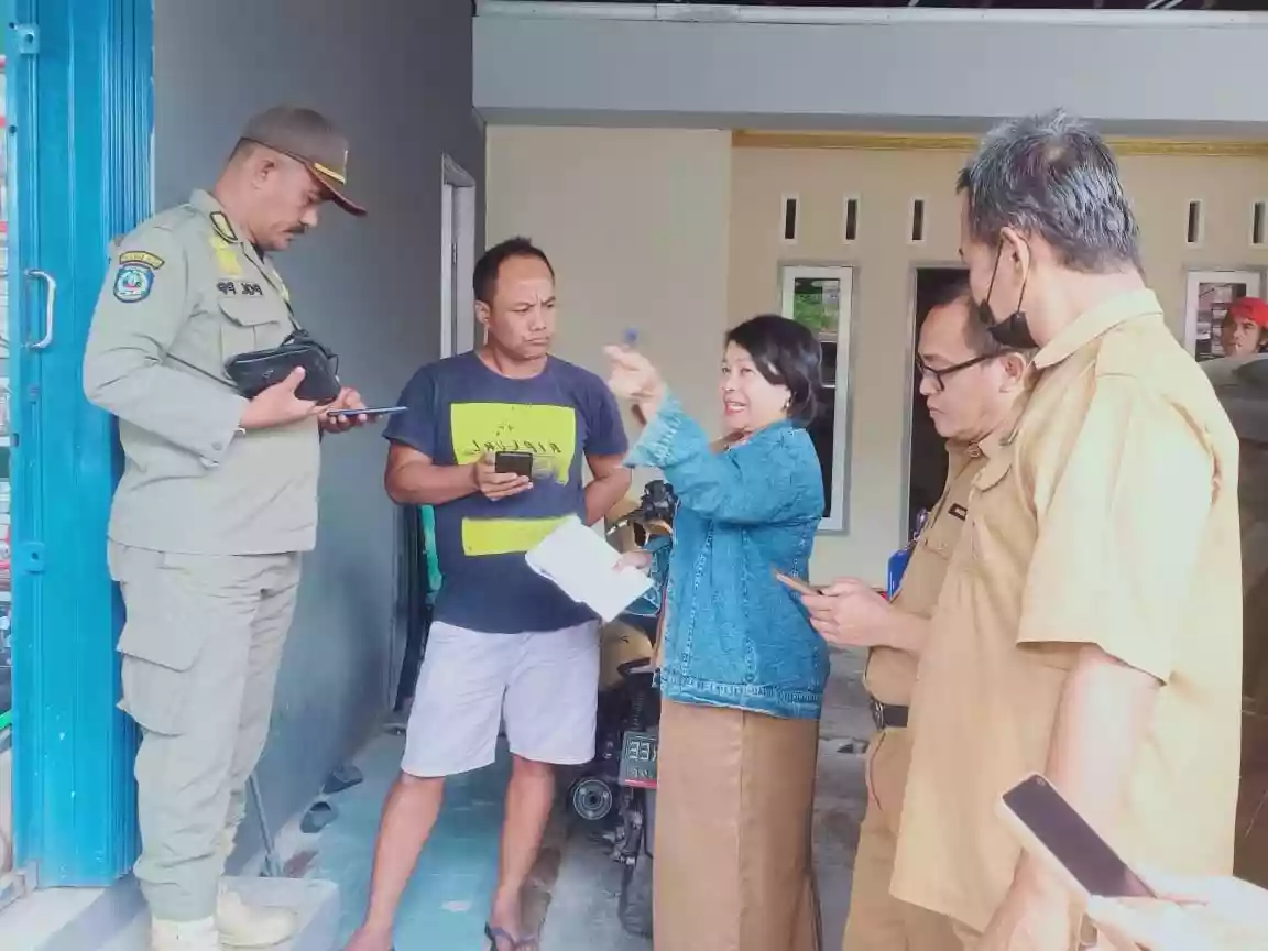 DPMPTSP Bontang Bersama Tim Gabungan Cabut Reklame Rokok Ilegal