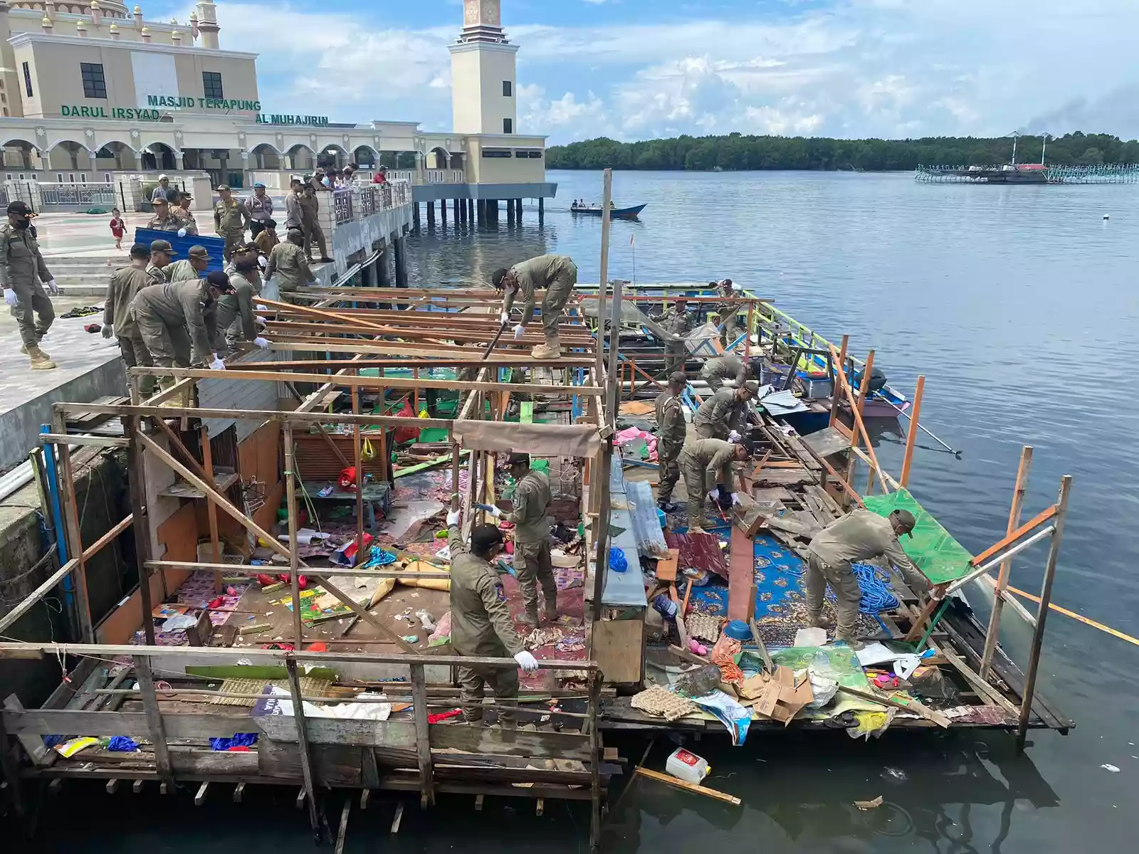 Warung Terapung Ilegal di Selambai Dibongkar Paksa Satpol PP