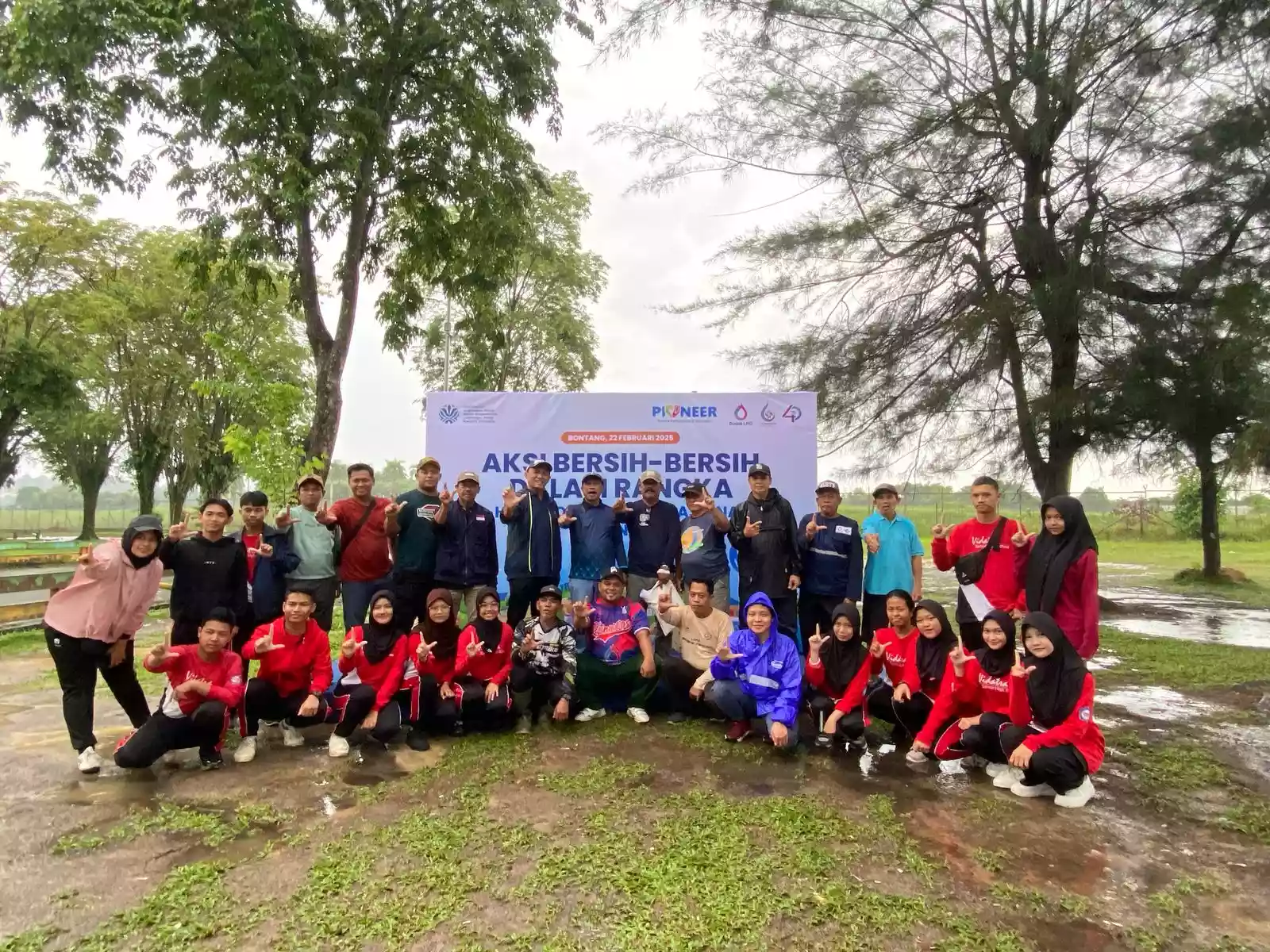 Peringati Hari Peduli Sampah Nasional, Badak LNG Gelar Aksi Bersih-bersih di Lapangan Kampung Baru