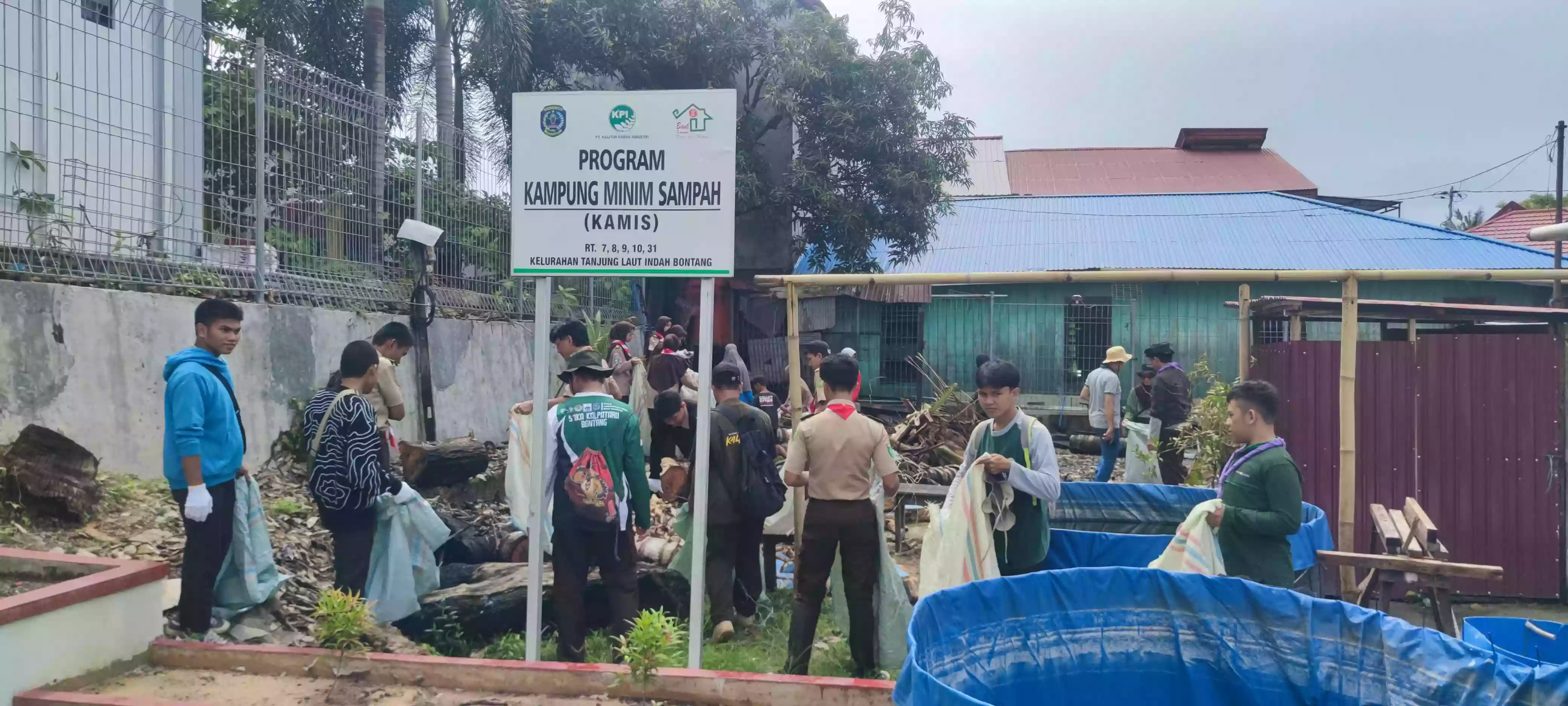 Gelar Aksi Bersih Pesisir, PT KPI Bontang Serahkan APAR dan Launching Proklim di Tanjung Laut Indah