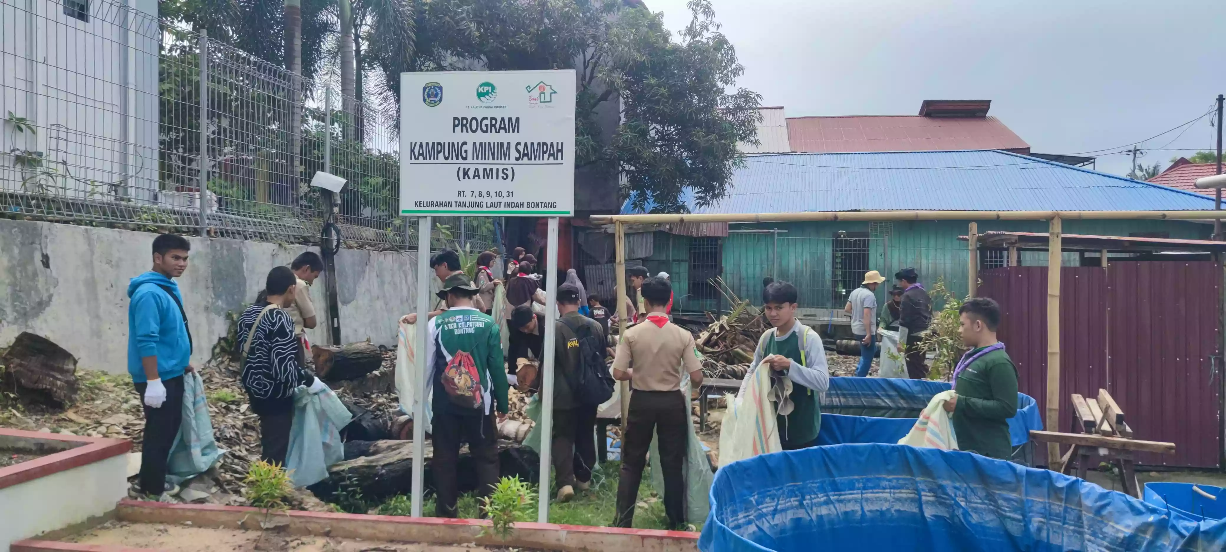 Gelar Aksi Bersih Pesisir, PT KPI Bontang Serahkan APAR dan Launching Proklim di Tanjung Laut Indah