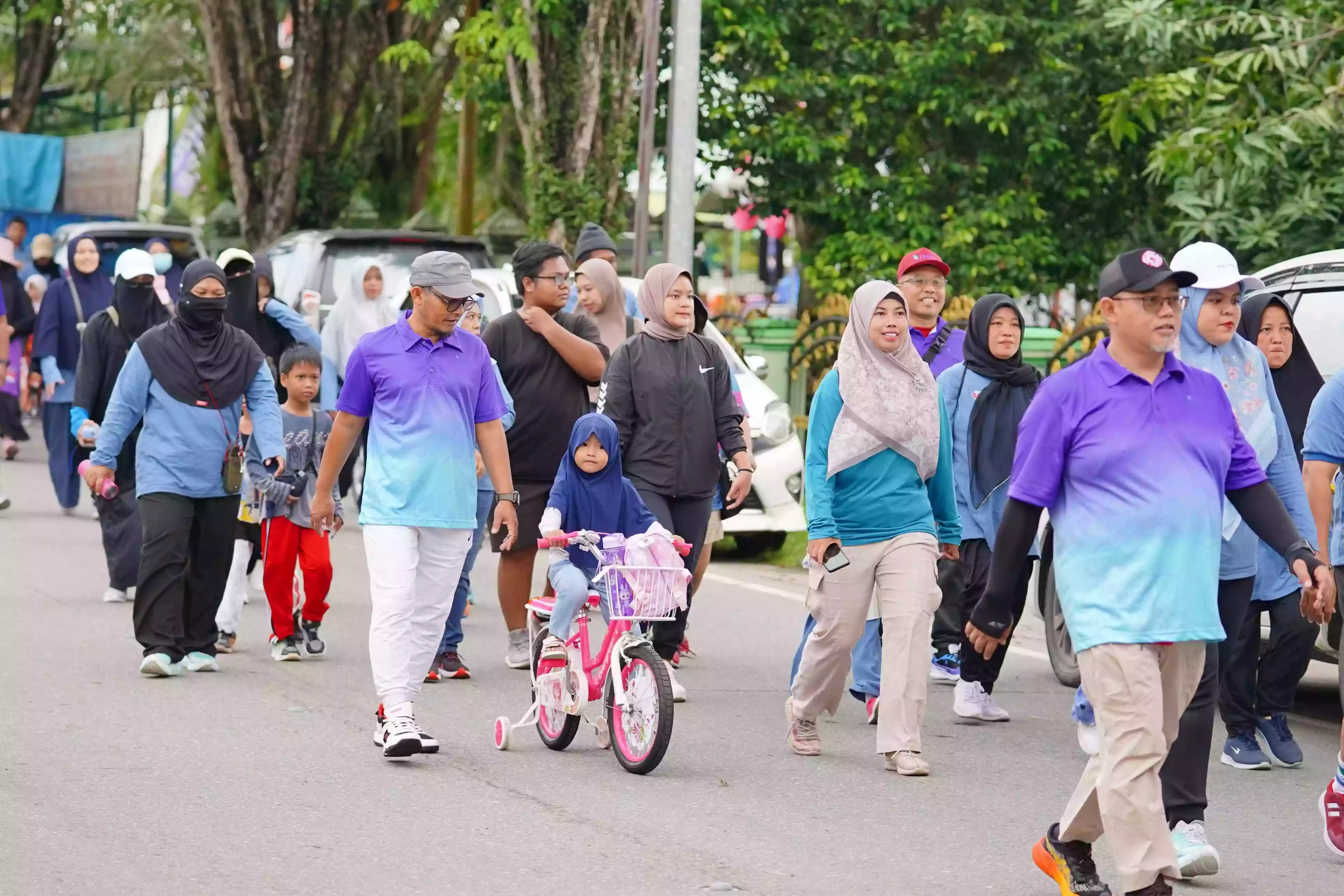 Meriahkan Bulan K3 Nasional 2025,  Indominco Gelar Fun Walk Bersama Karyawan dan Keluarga