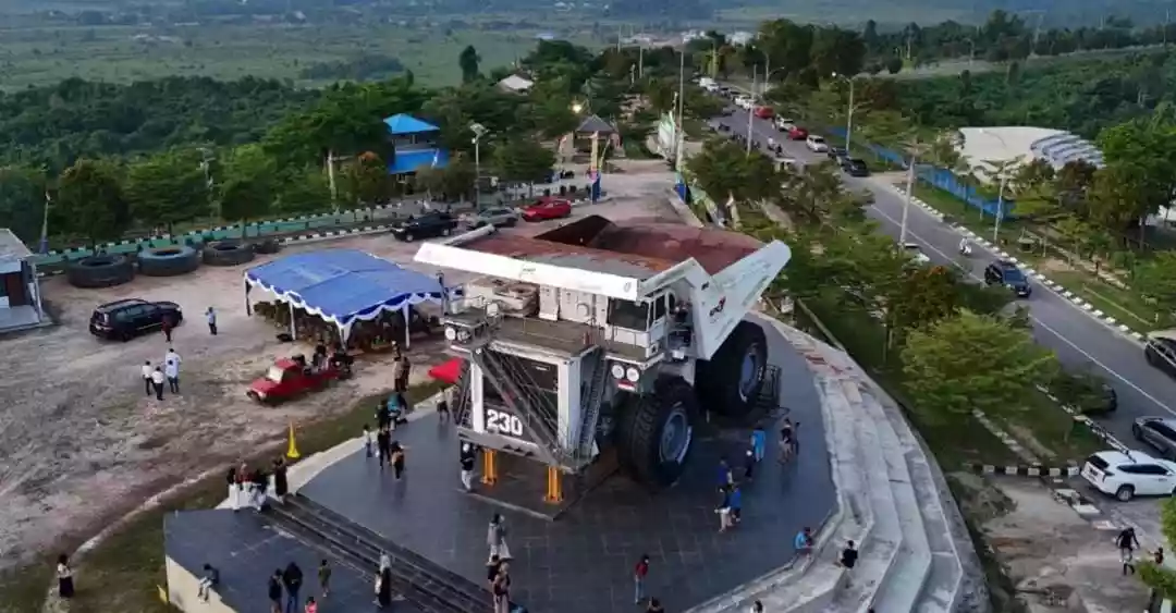 Monster Tambang Rp40 Miliar! Dump Truck Raksasa di Kutim Jadi Ikon Wisata Termahal di Kaltim