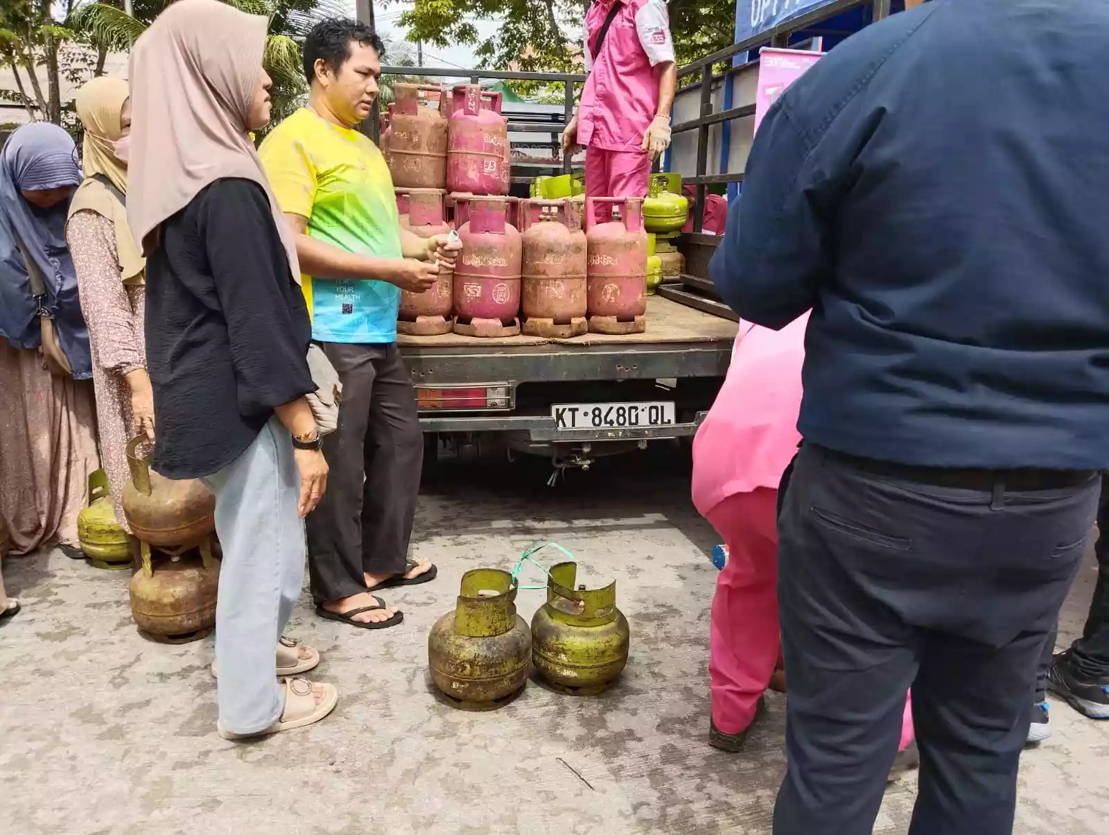 Dapat Minyak dan Gula, Warga Antre Tukar Gas di Pasar Murah Telihan Bontang