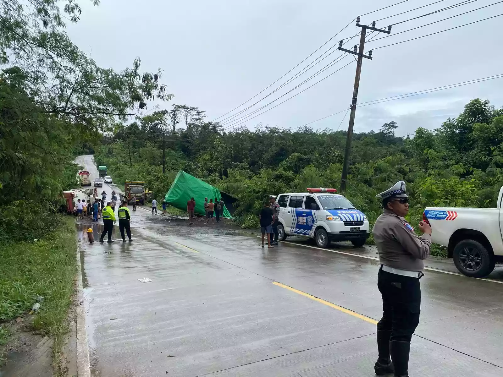 Truk Ekspedisi Tabrak Mobil Tangki Pertamina di Jalan Poros Bontang-Kutim