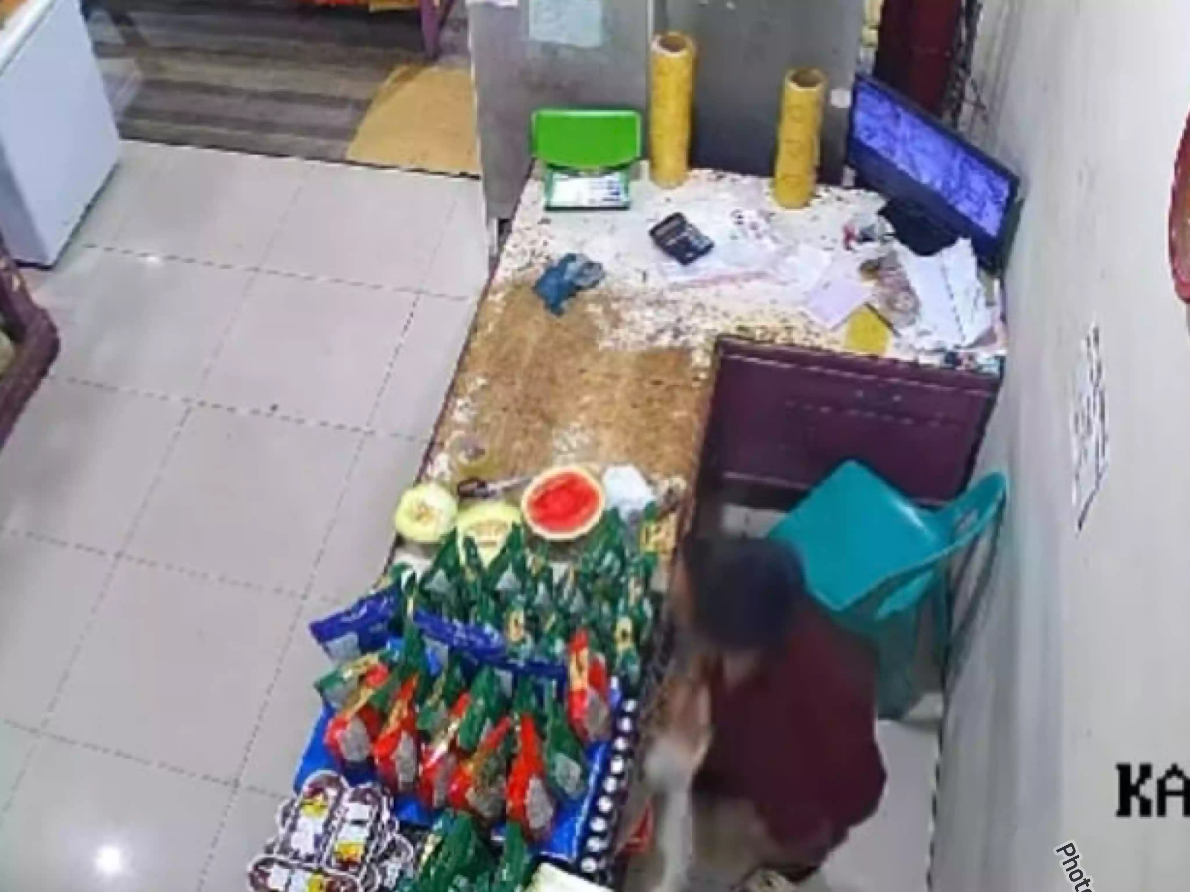 Nekat! Karyawan Toko Buah di Bontang Ini Bawa Kabur Duit Penjualan Rp15 Juta, Terekam CCTV dan Viral di Medsos