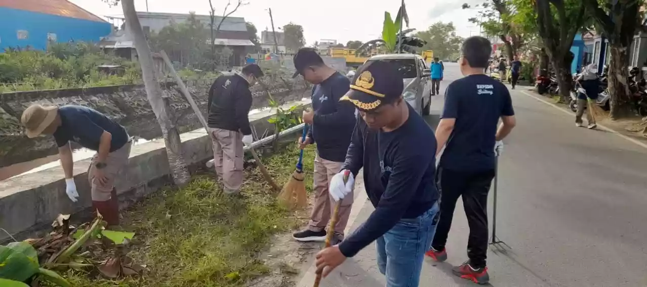 Kerja Bhakti BKPSDM Bontang di Tanjung Laut Indah, Dukung Program 100 Hari Kerja Wali Kota