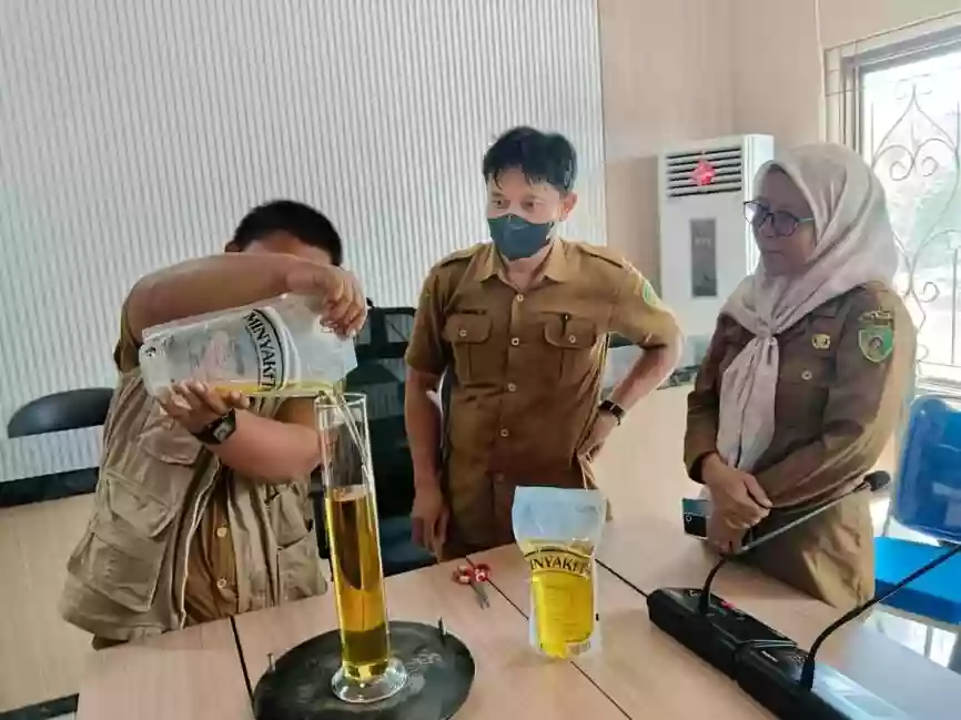 Diskukmperindag PPU Lakukan Pengecekan, Minyak Kita Aman dan Sesuai Takaran