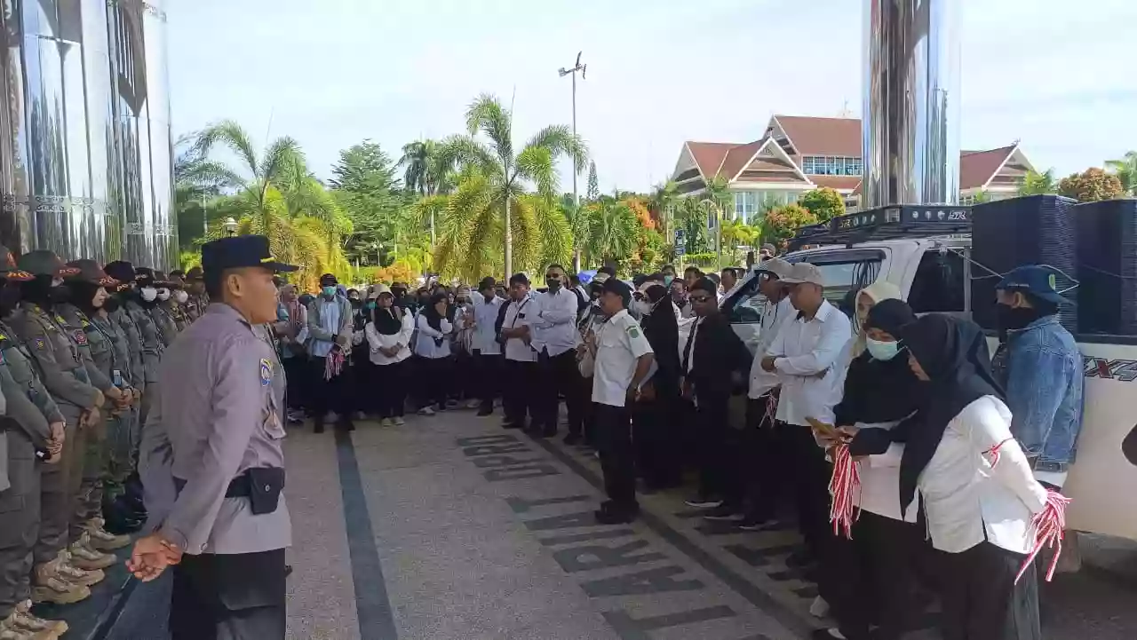 Geruduk Kantor DPRD, Honorer Kutim Minta Percepatan Pengangkatan PPPK