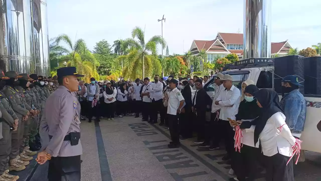 Geruduk Kantor DPRD, Honorer Kutim Minta Percepatan Pengangkatan PPPK