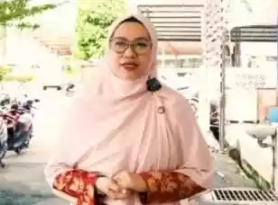 Bentuk Kepedulian, DWP DPMPTSP Bontang Bagikan Paket Sembako untuk Cleaning Service